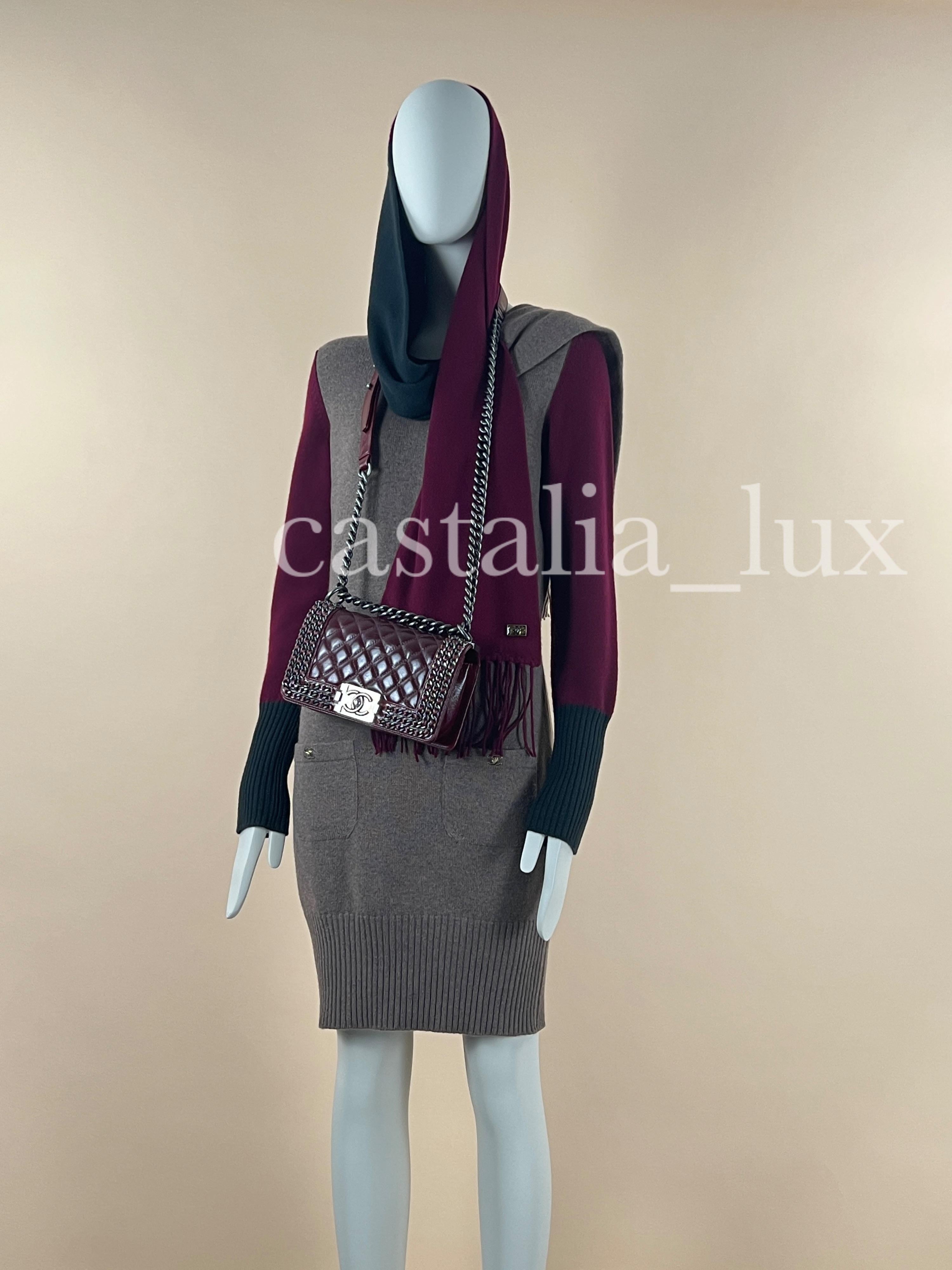 New Chanel cashmere set - dress with CC turnlocks at pockets and large wrap scarf with CC logo charm.
- made of pure 100% cashmere in beige, burgundy and emerald colour
Size mark 36 fr.
Condition: Never worn.