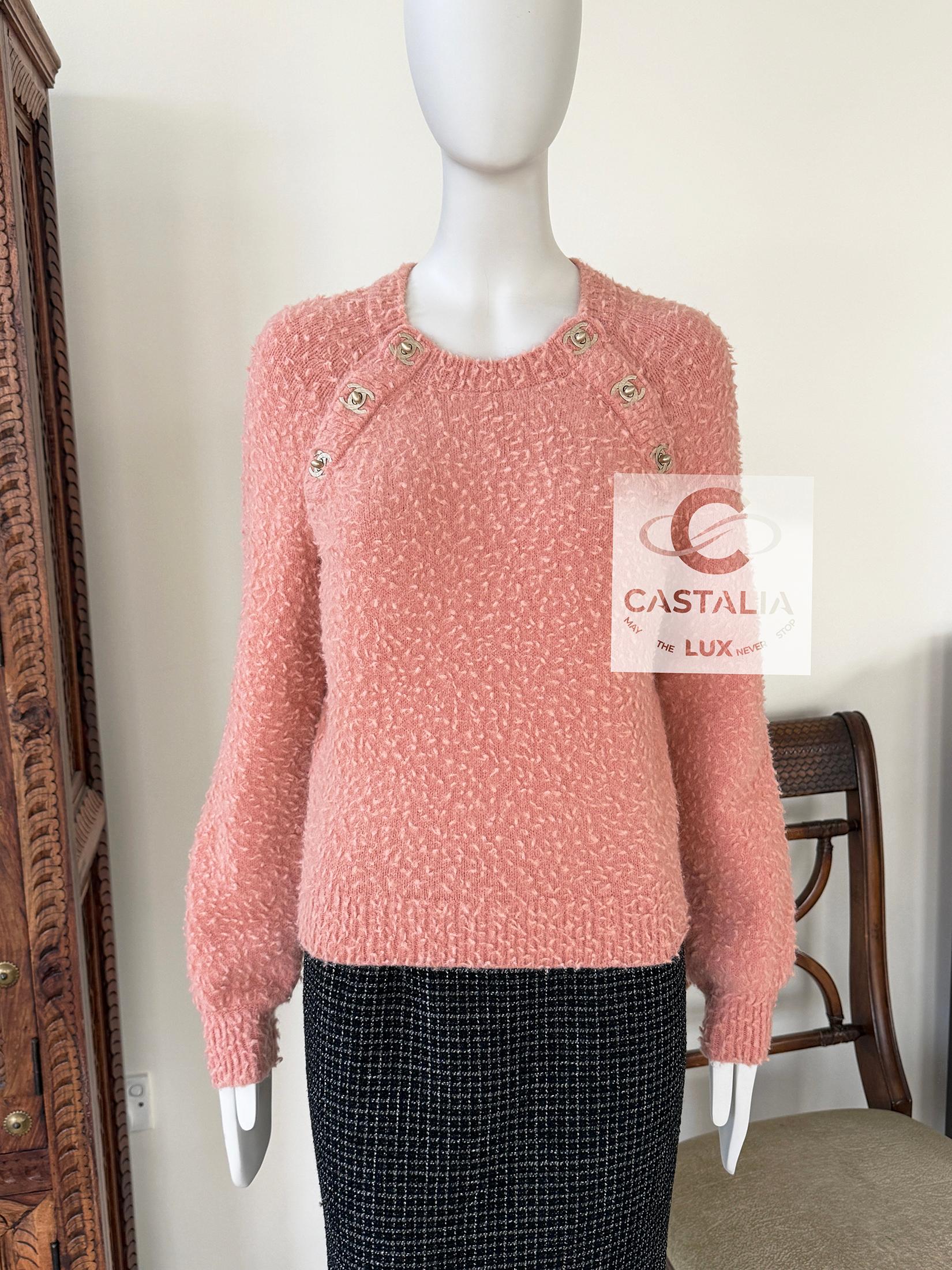 New gorgeous Chanel peach alpaca jumper with Iconic CC Tunrlocks ~ from 2022 Fall Collection, 22A
- made of softest alpaca in a pleasant pastel peach colour
Size mark 34 FR / Condition: never worn