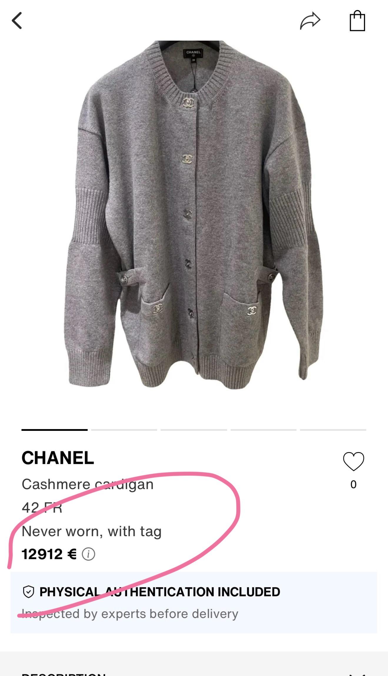 Iconic Chanel cashmere cardigan with CC Turnlock closures ~ same as seen in 2024 Fall Collection, 24A
- made of 100% cashmere in dark navy colour (almost black)
Size mark 38 FR / Condition: never worn