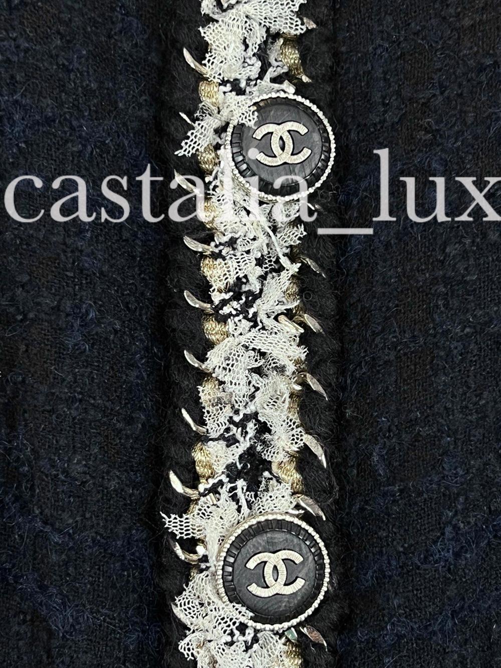 Chanel New Chain Link Trim Black Tweed Jacket (Veste en tweed noir avec bordures en maillons de chaîne) Unisexe en vente