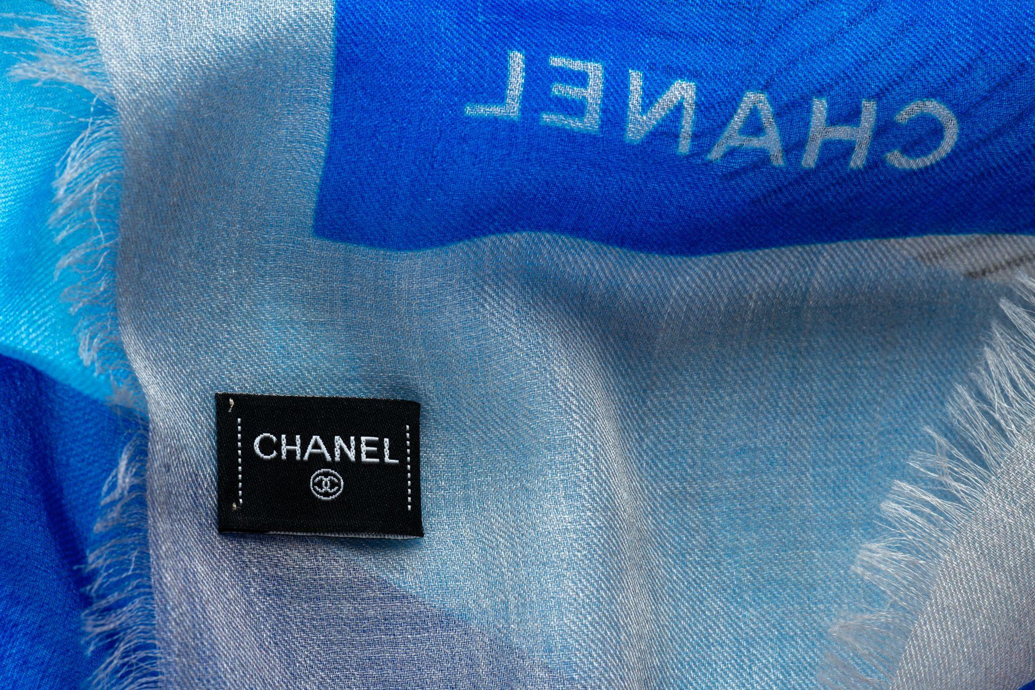 Gris Chanel New Checkers - Châle en cachemire en vente
