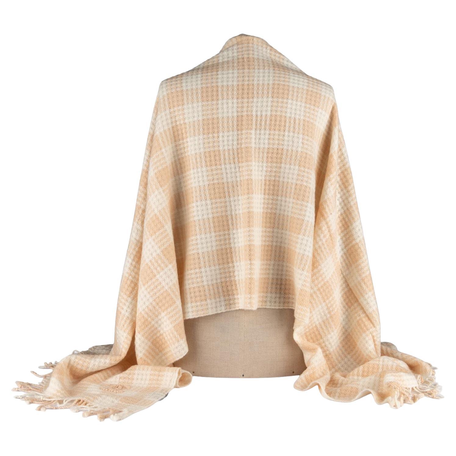 Nuova stola in cashmere a quadretti di Chanel