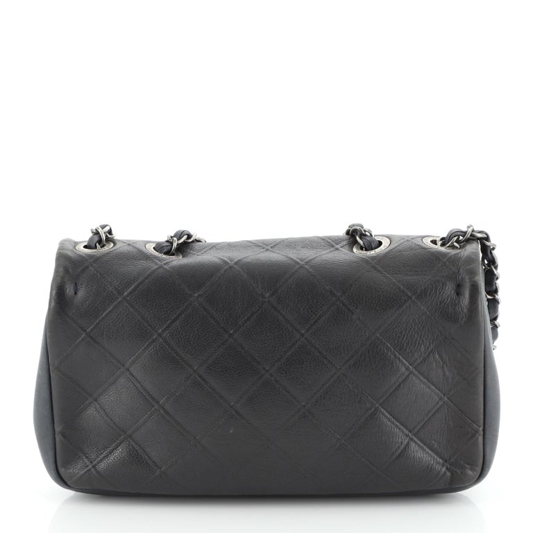 Beautiful Chanel Timeless/Classic flap bag medium handbag 25 cm in navy  quilted leather, garniture en métal doré Black ref.545908 - Joli Closet