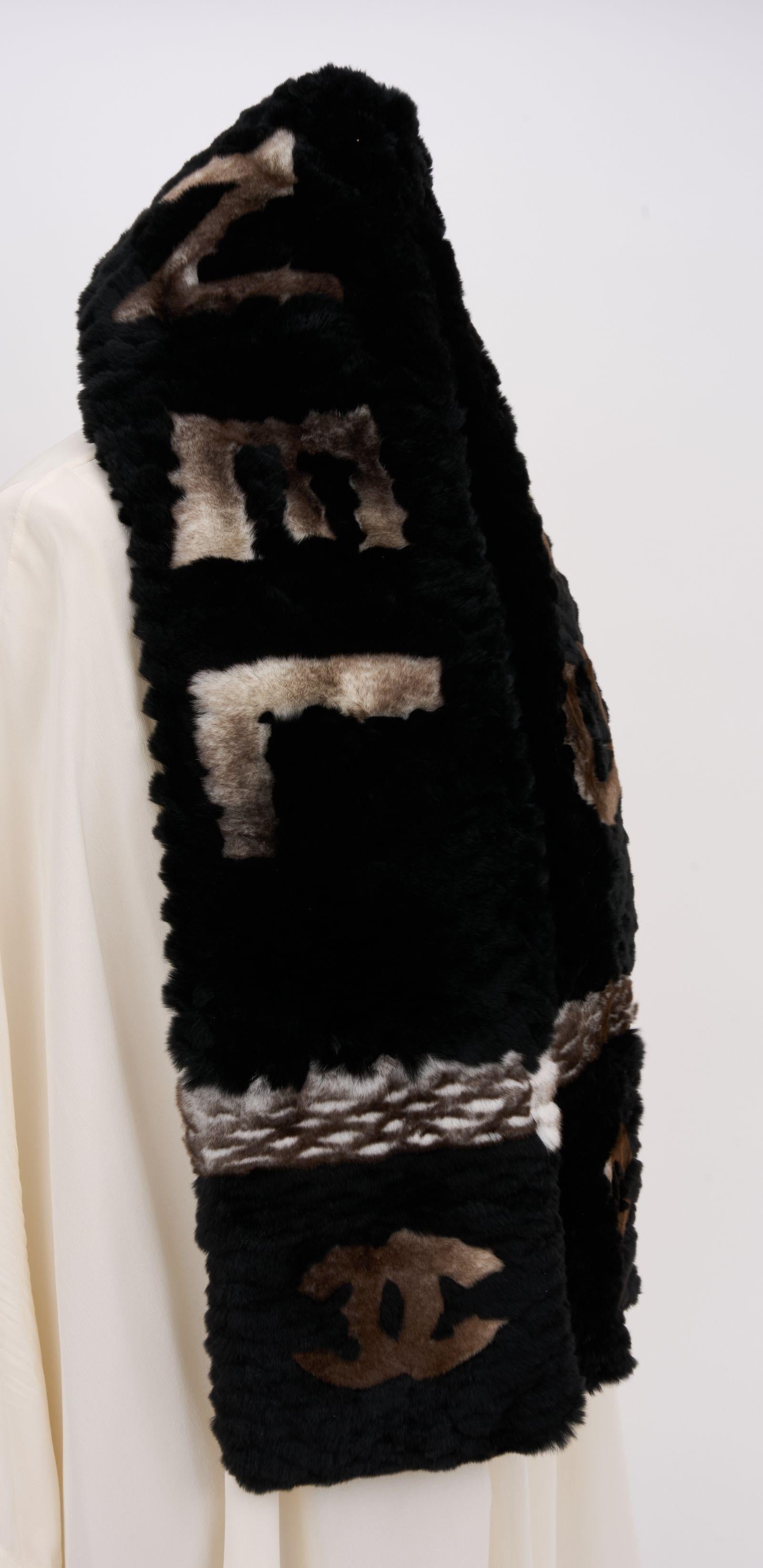 Esta Bufanda Chanel Chincilla CC de Piel de Orylag está confeccionada con Piel de Orylag 100%, suave y cálida al tacto. El pañuelo en negro y gris presenta Chanel en texto y el logotipo CC en ambos extremos del pañuelo. Doble piel, por ambos lados,