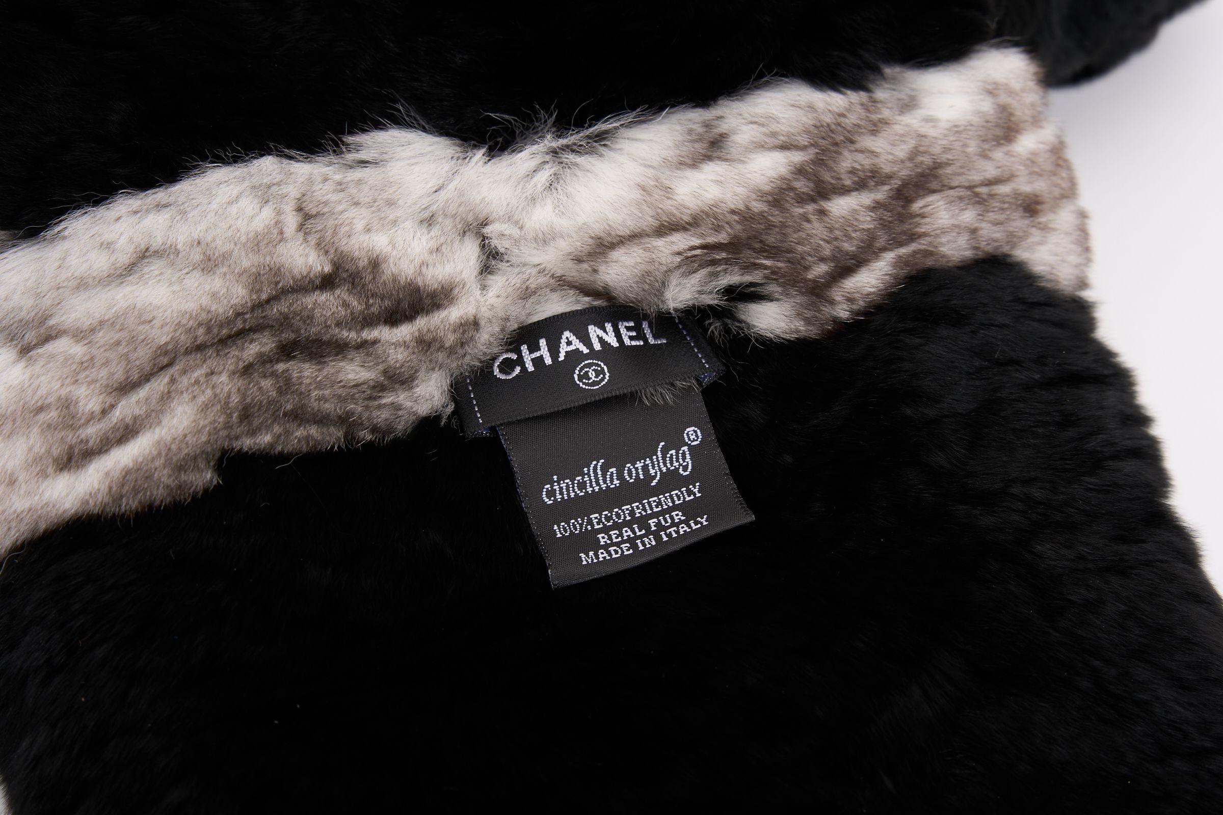 Chanel Nueva Chincilla Bufanda CC Piel Orylag en Nuevo Estado en West Hollywood, CA
