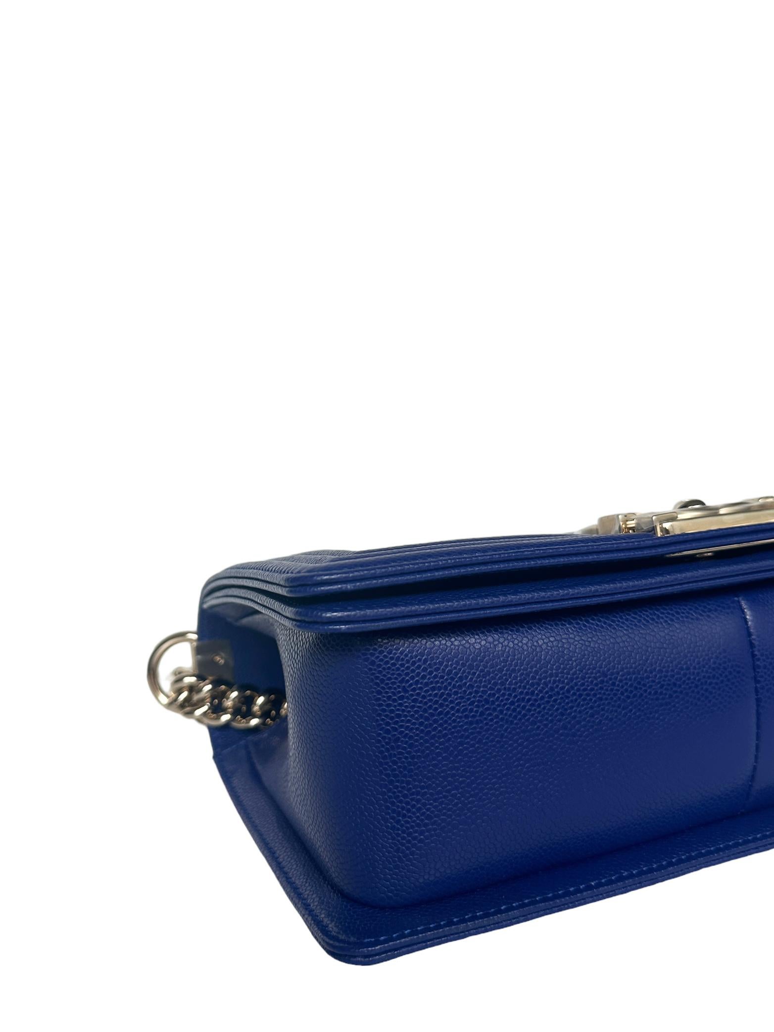 Chanel NEU Kobaltblaue gesteppte Medium Boy Bag aus Leder in Kaviar 1