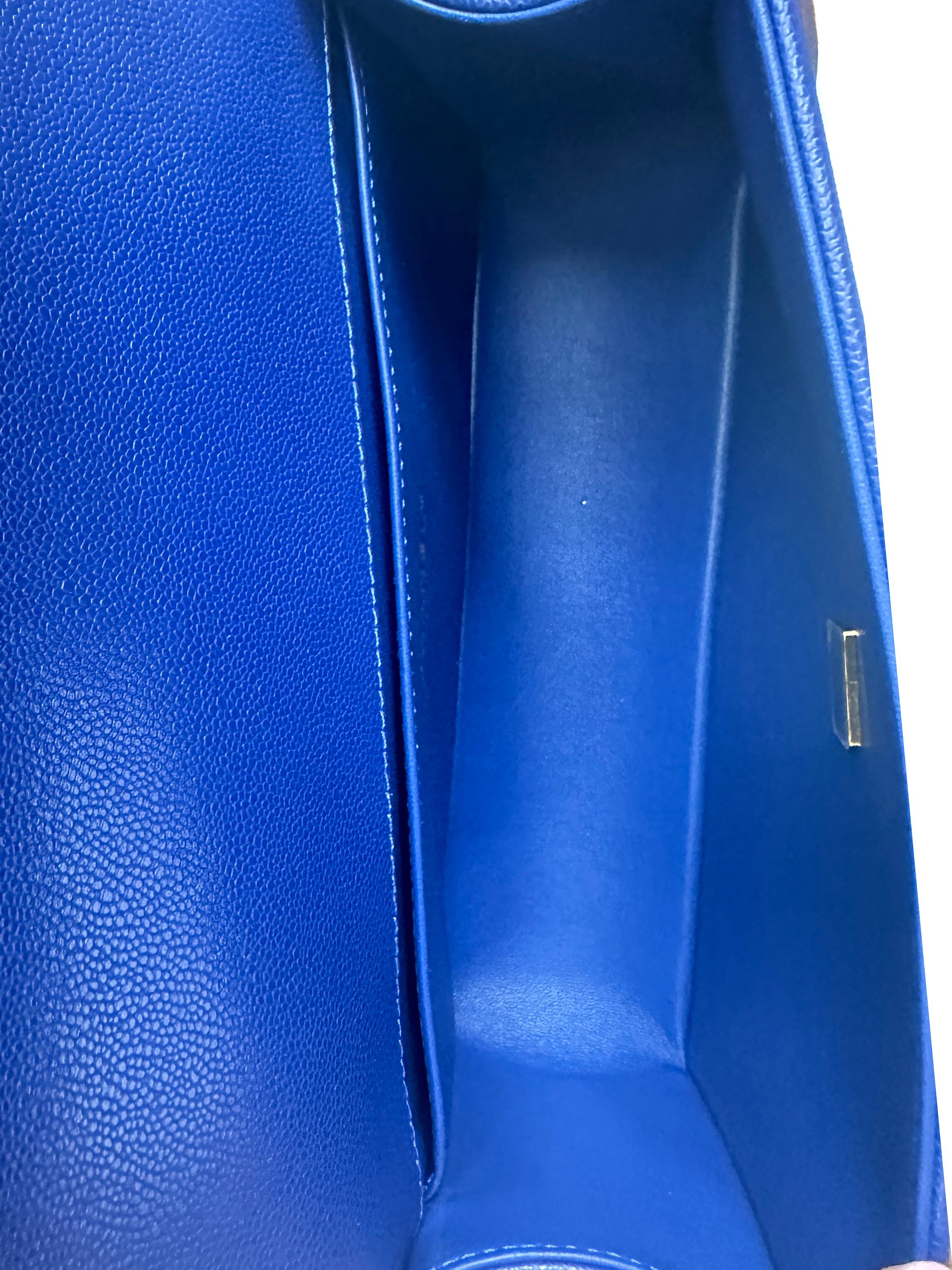 Chanel NEU Kobaltblaue gesteppte Medium Boy Bag aus Leder in Kaviar 2