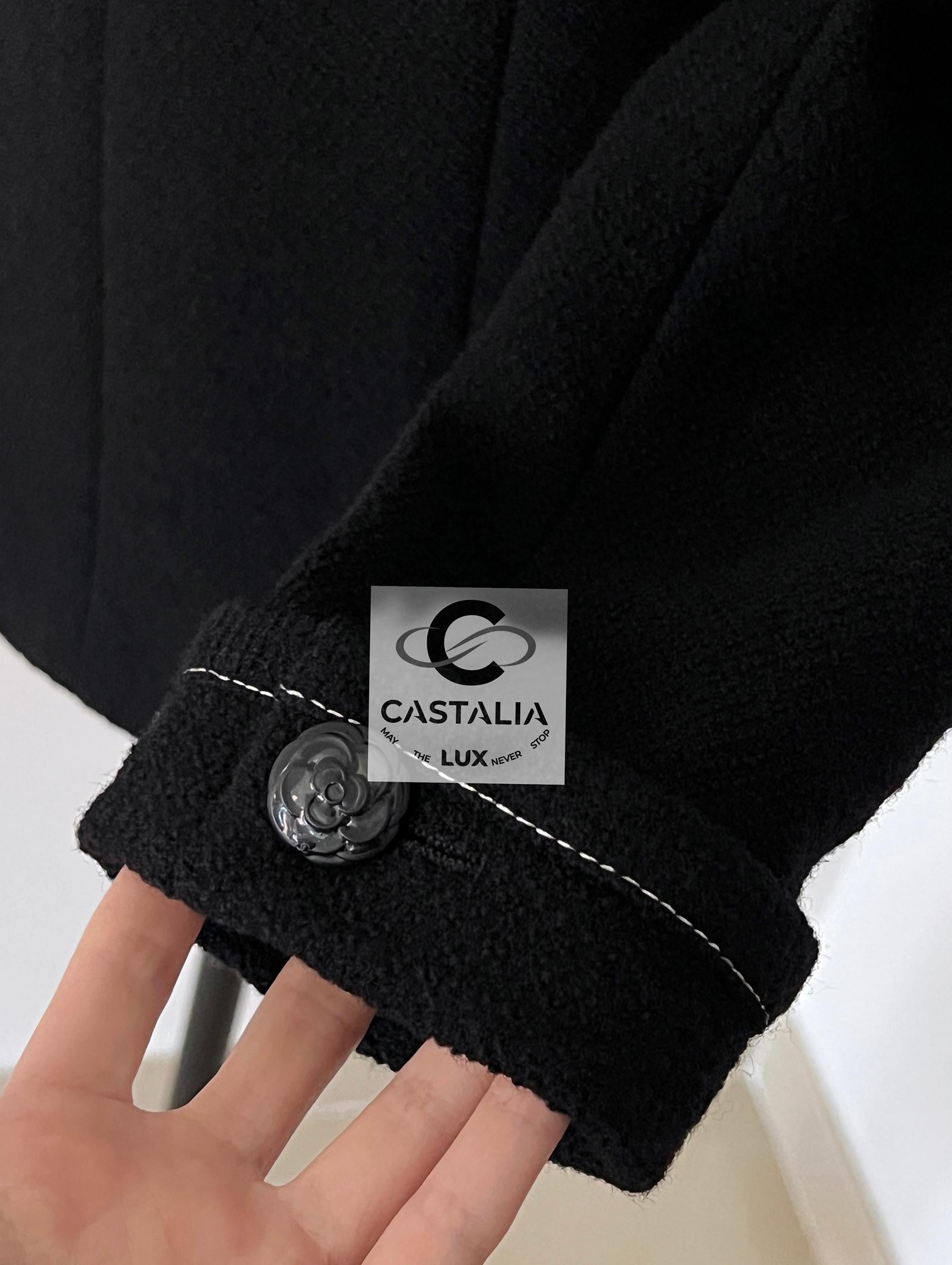 Chanel Neue Coco Brasserie Schwarze Tweed-Jacke aus Tweed 38 FR im Angebot 9