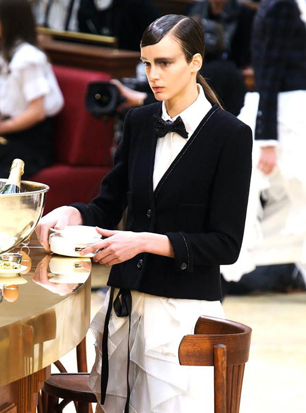 Chanel Neue Coco Brasserie Schwarze Tweed-Jacke aus Tweed 38 FR im Angebot 3