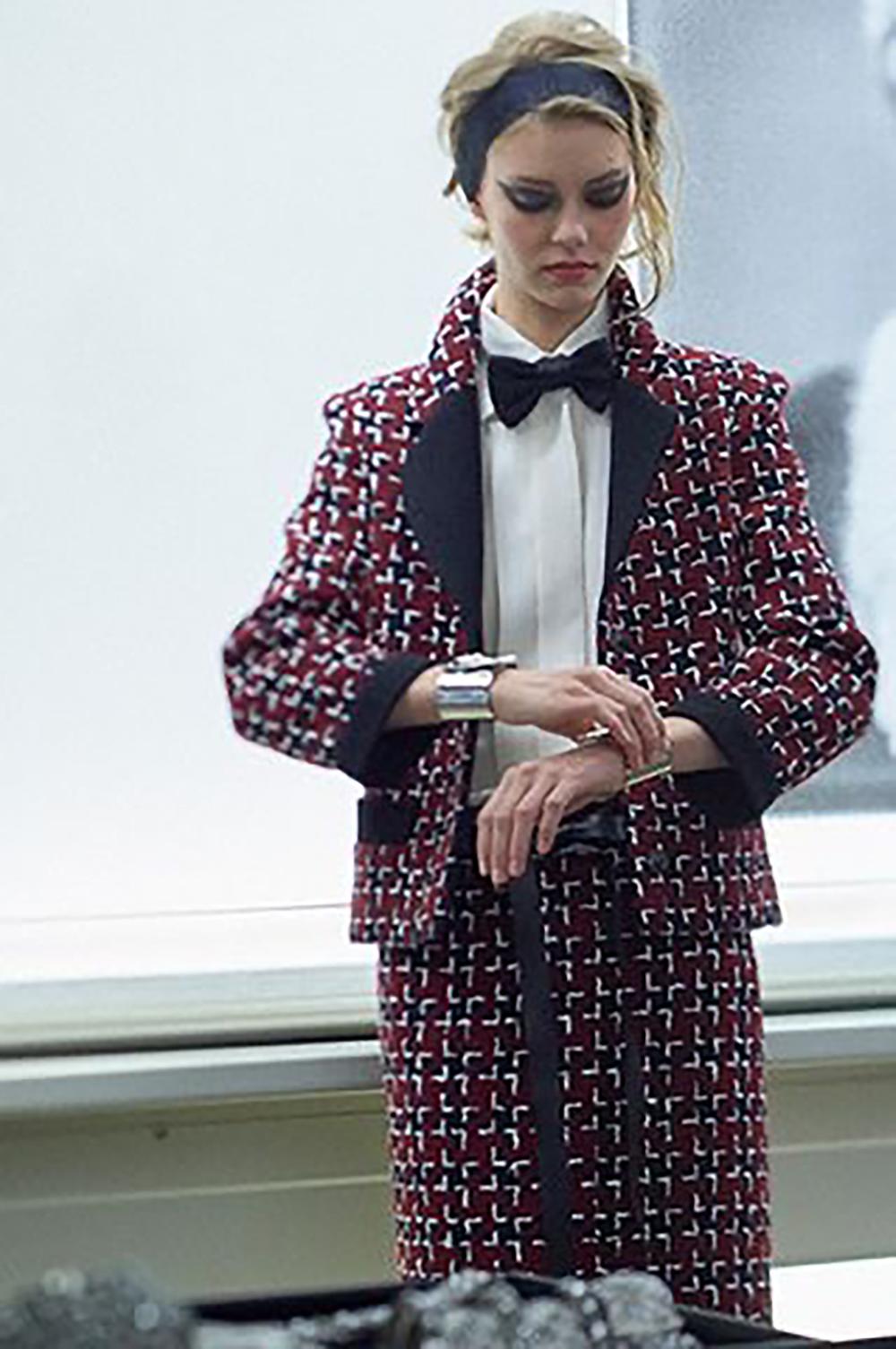 CHANEL Coco Chanel Brasserie Nueva Chaqueta de tweed burdeos 42 FR en venta 14