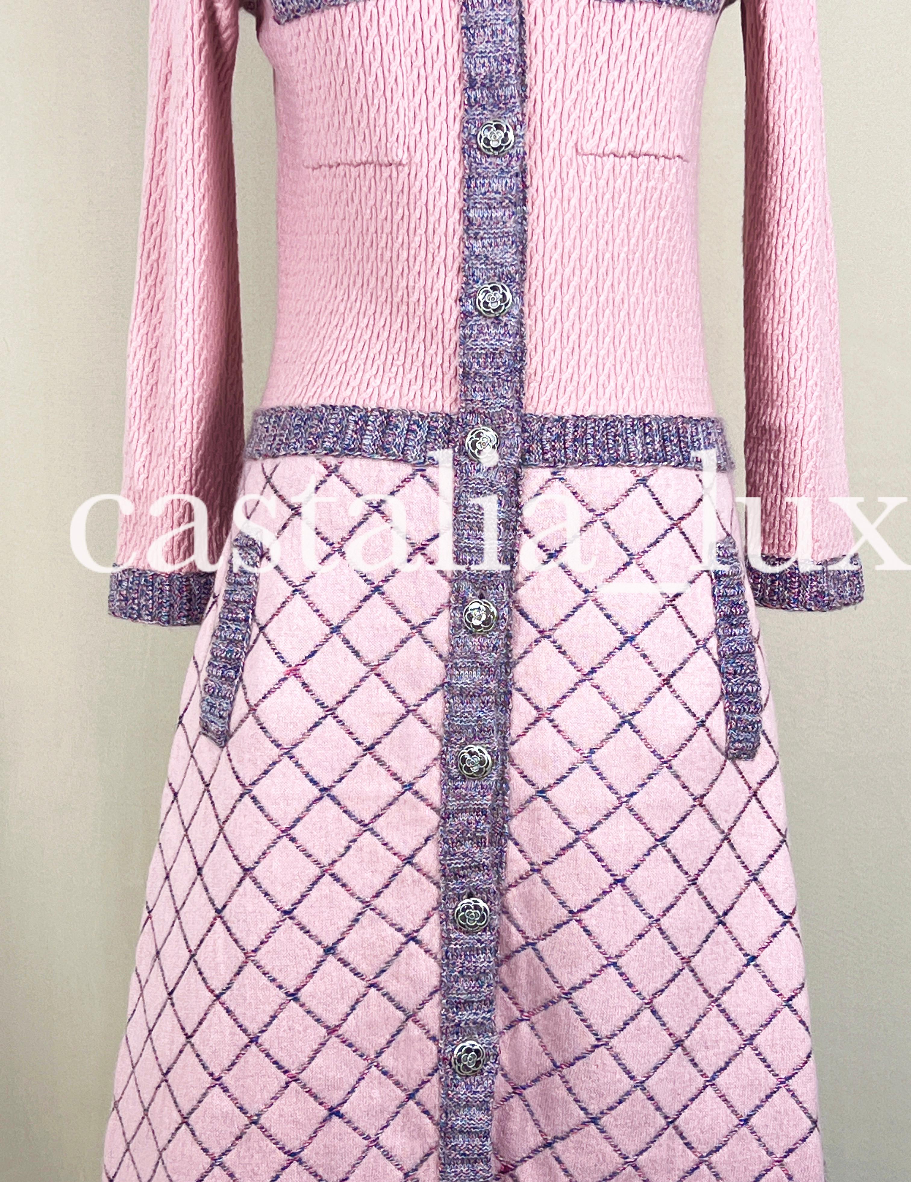 Chanel Neues Coco Brasserie Icon gestepptes Jackenkleid im Angebot 10