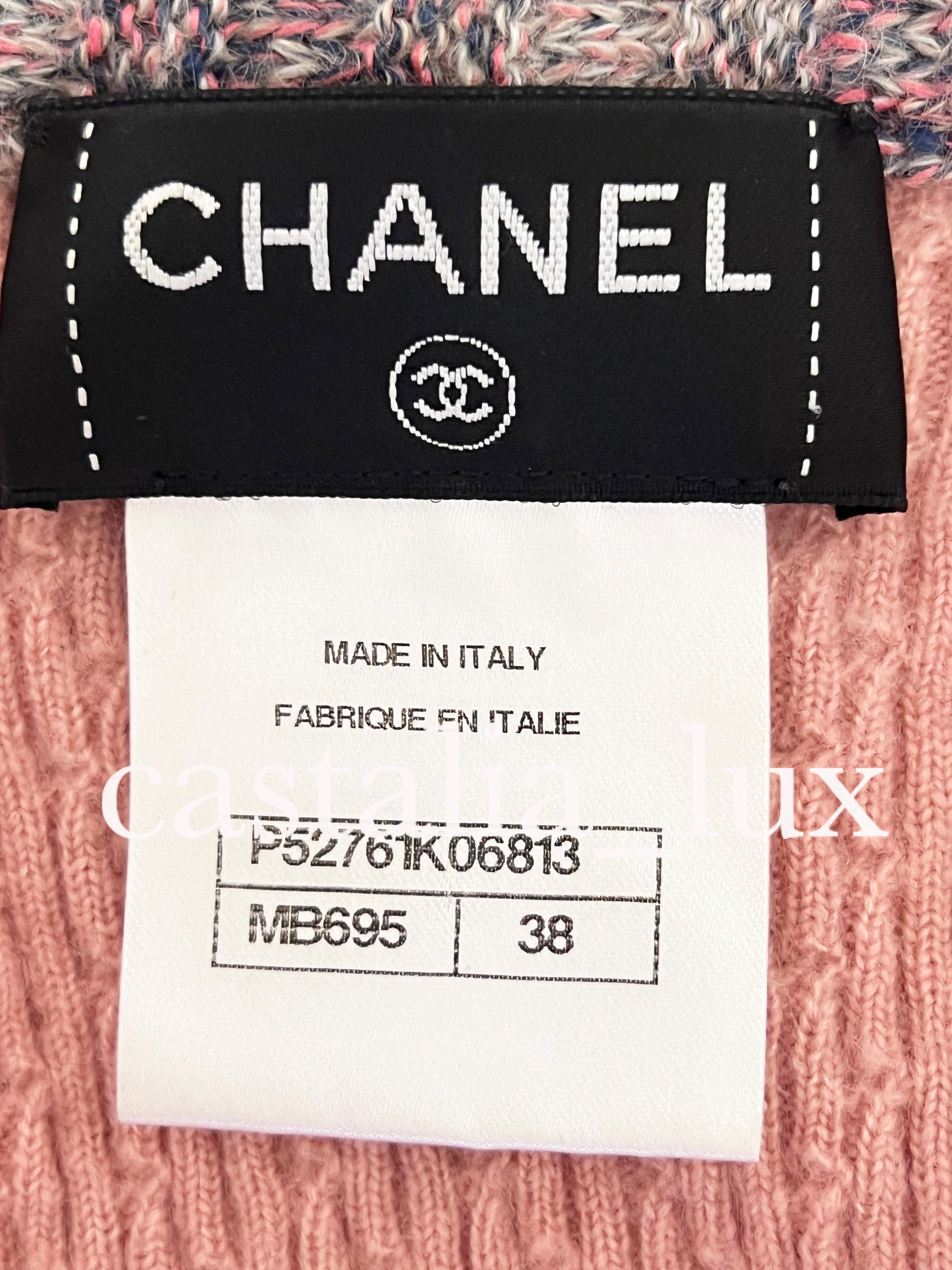 Chanel Neues Coco Brasserie Icon gestepptes Jackenkleid im Angebot 13