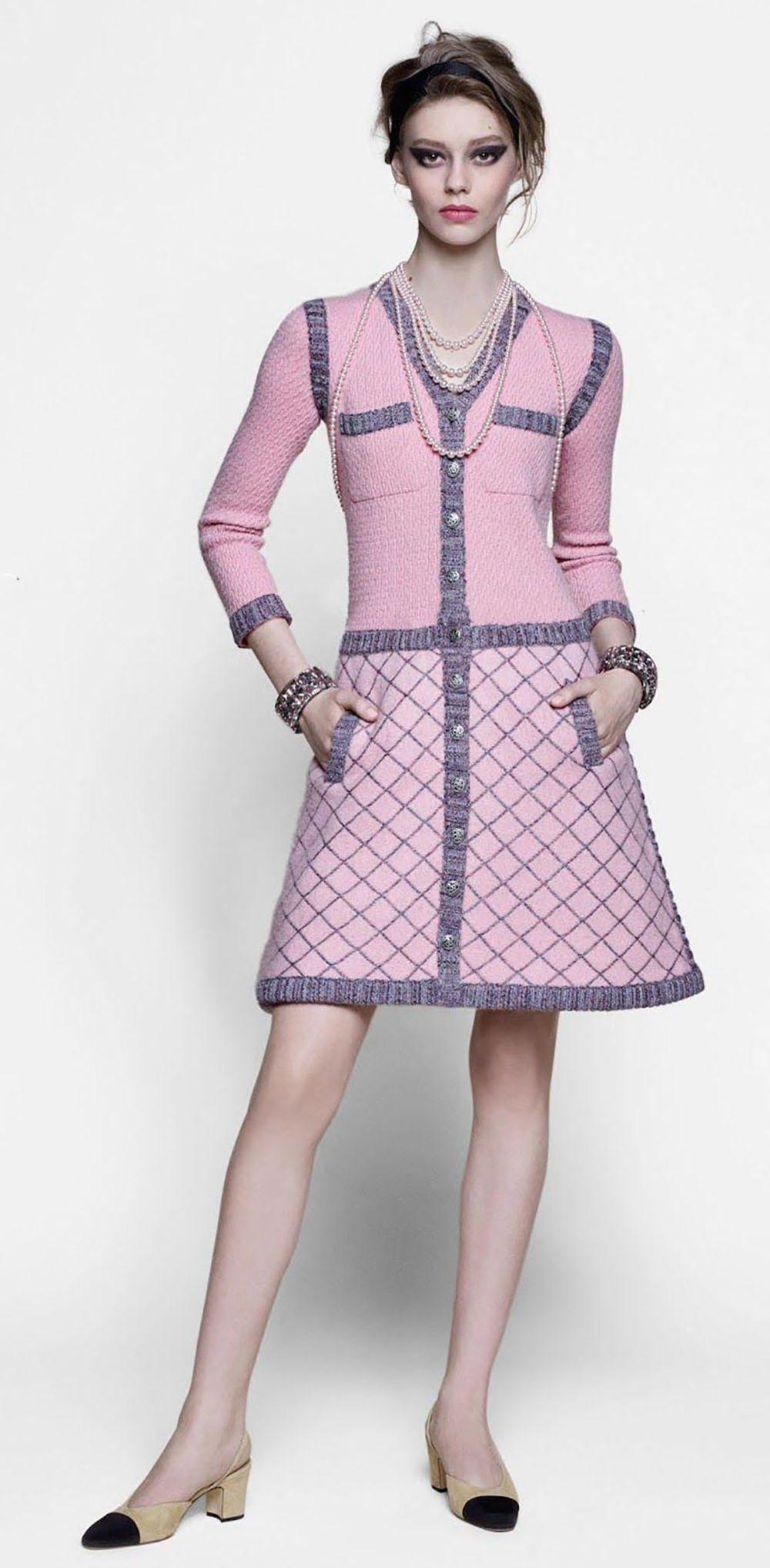 Chanel Neues Coco Brasserie Icon gestepptes Jackenkleid im Angebot 4