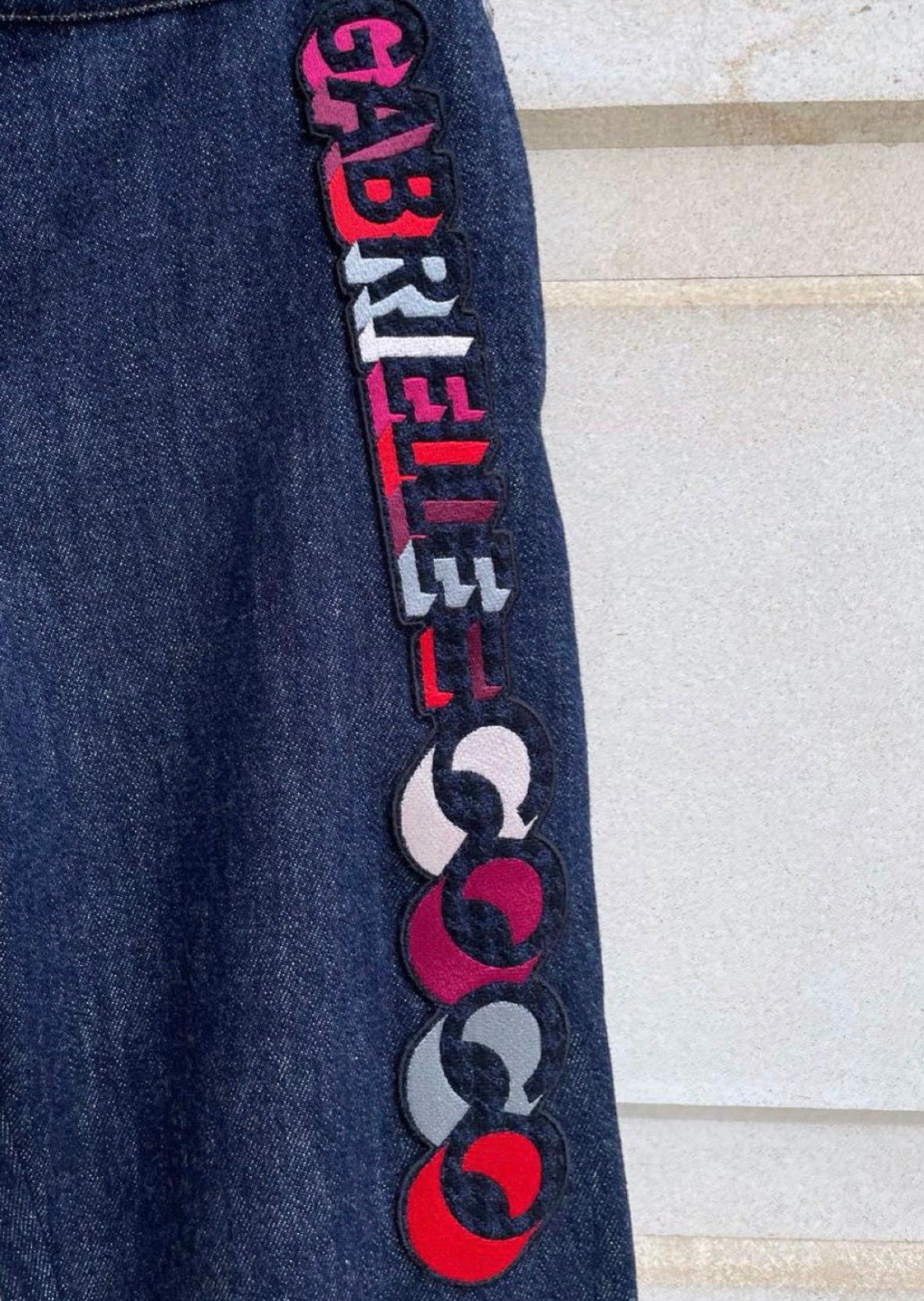 CHANEL New COCO Gabrielle Stickerei Jeans 36 FR im Zustand „Neu“ im Angebot in Dubai, AE