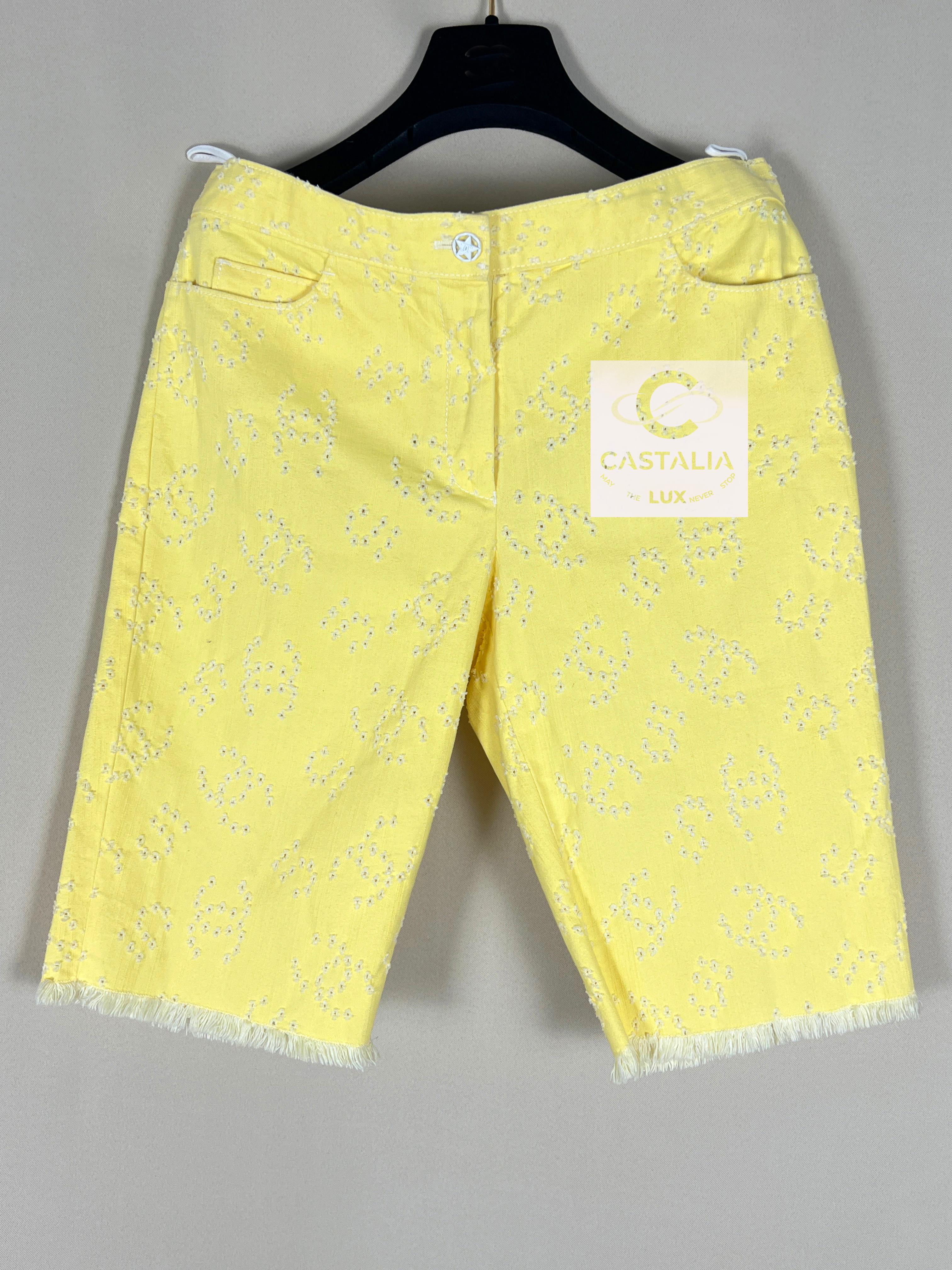 Collectionneurs Chanel  short en jean jaune avec le logo CC et les symboles no 5
~ Une pièce très difficile à obtenir ~ de la Collectional du milieu des années 00 par Karl Lagerfeld
Taille 36 FR / Condition : jamais porté