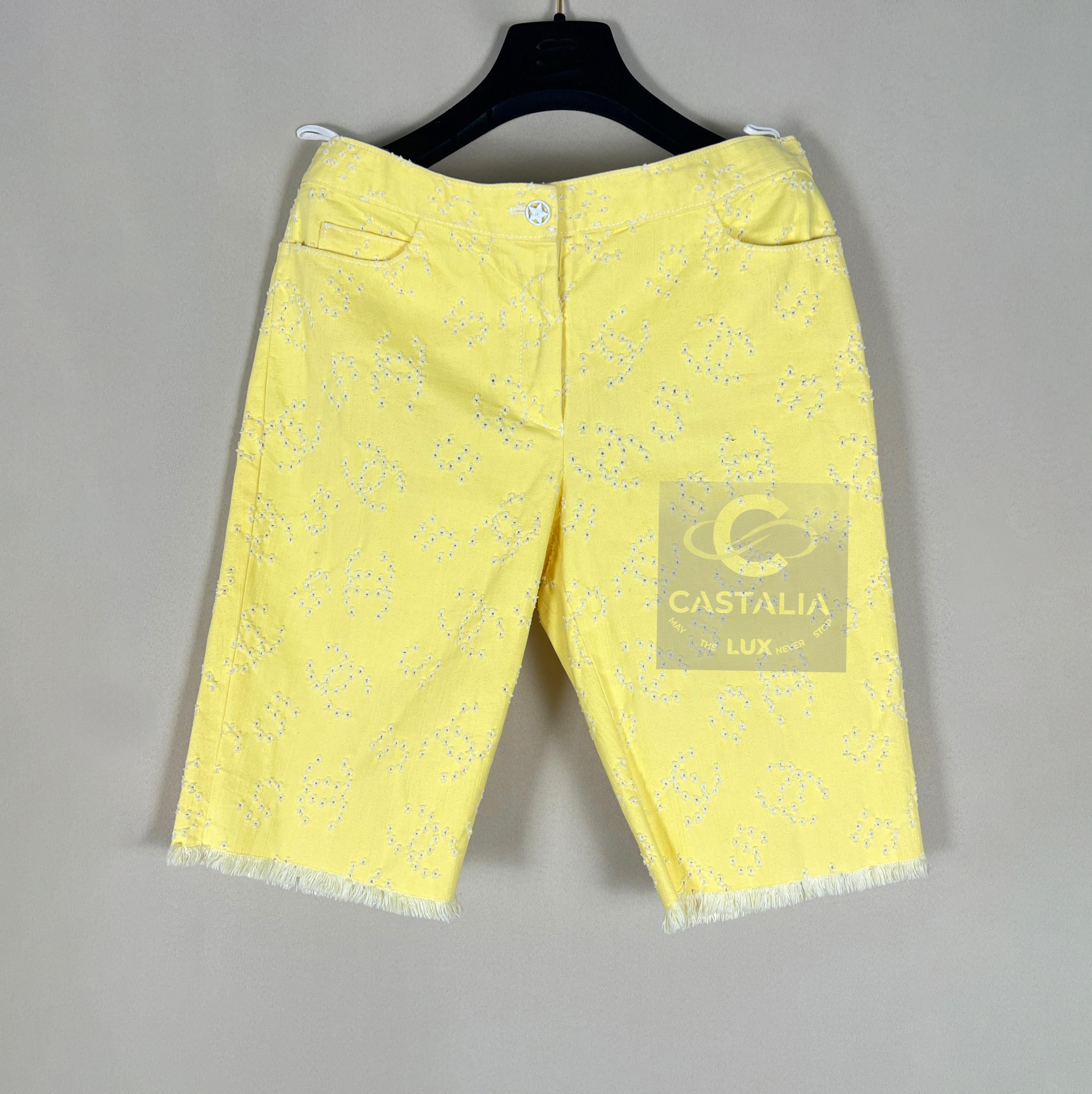 Chanel Collectible Yellow Denim Shorts
- Défilé printemps 2006, Karl Lagerfeld - 

 Un artefact rare de l'aube du millénaire, 
Ce short Chanel rayonne de l'optimisme doré du défilé du printemps 2006 de Karl Lagerfeld.  Une véritable pièce de