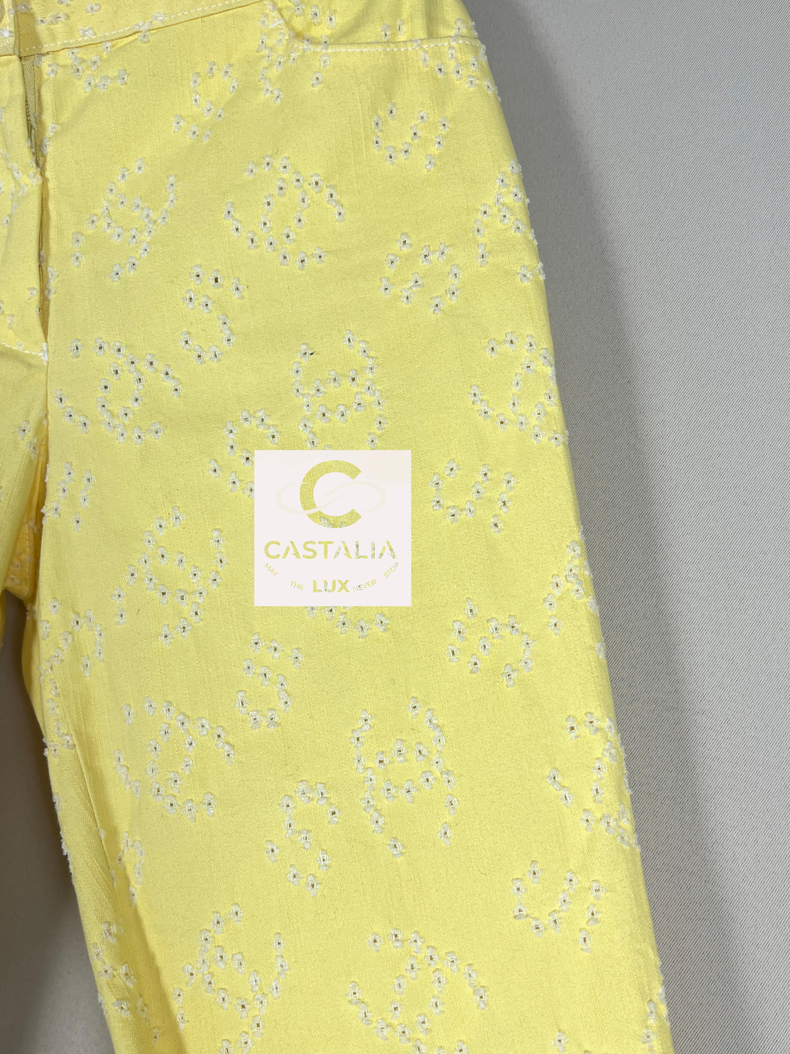 Jaune Chanel - Short en jean jaune avec logo CC, neuf, 36 FR en vente