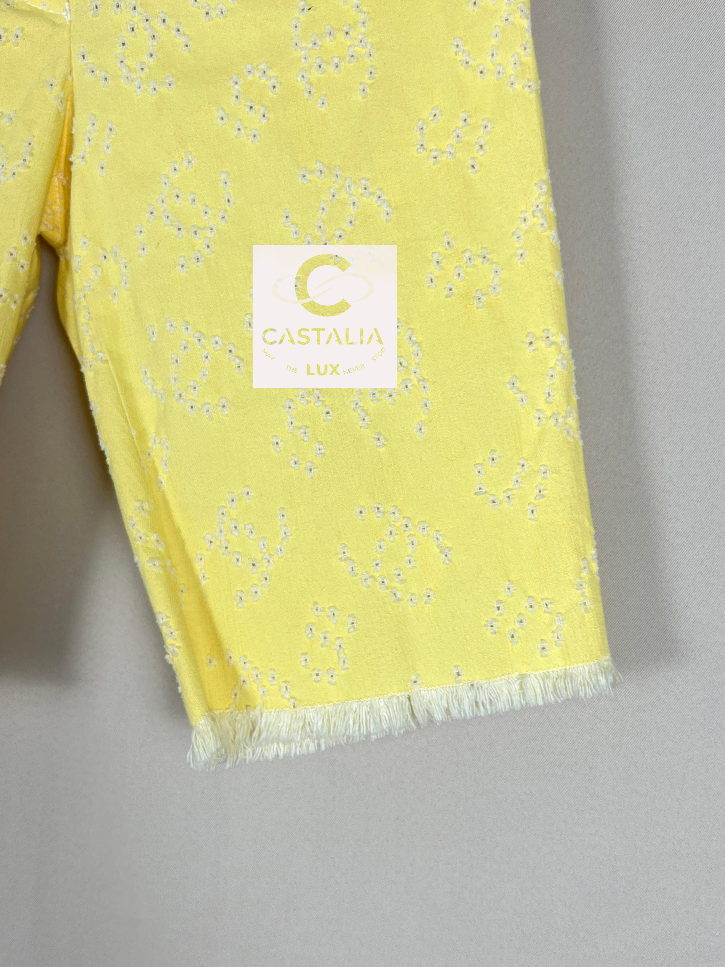 Chanel - Short en jean jaune avec logo CC, neuf, 36 FR Neuf - En vente à Dubai, AE