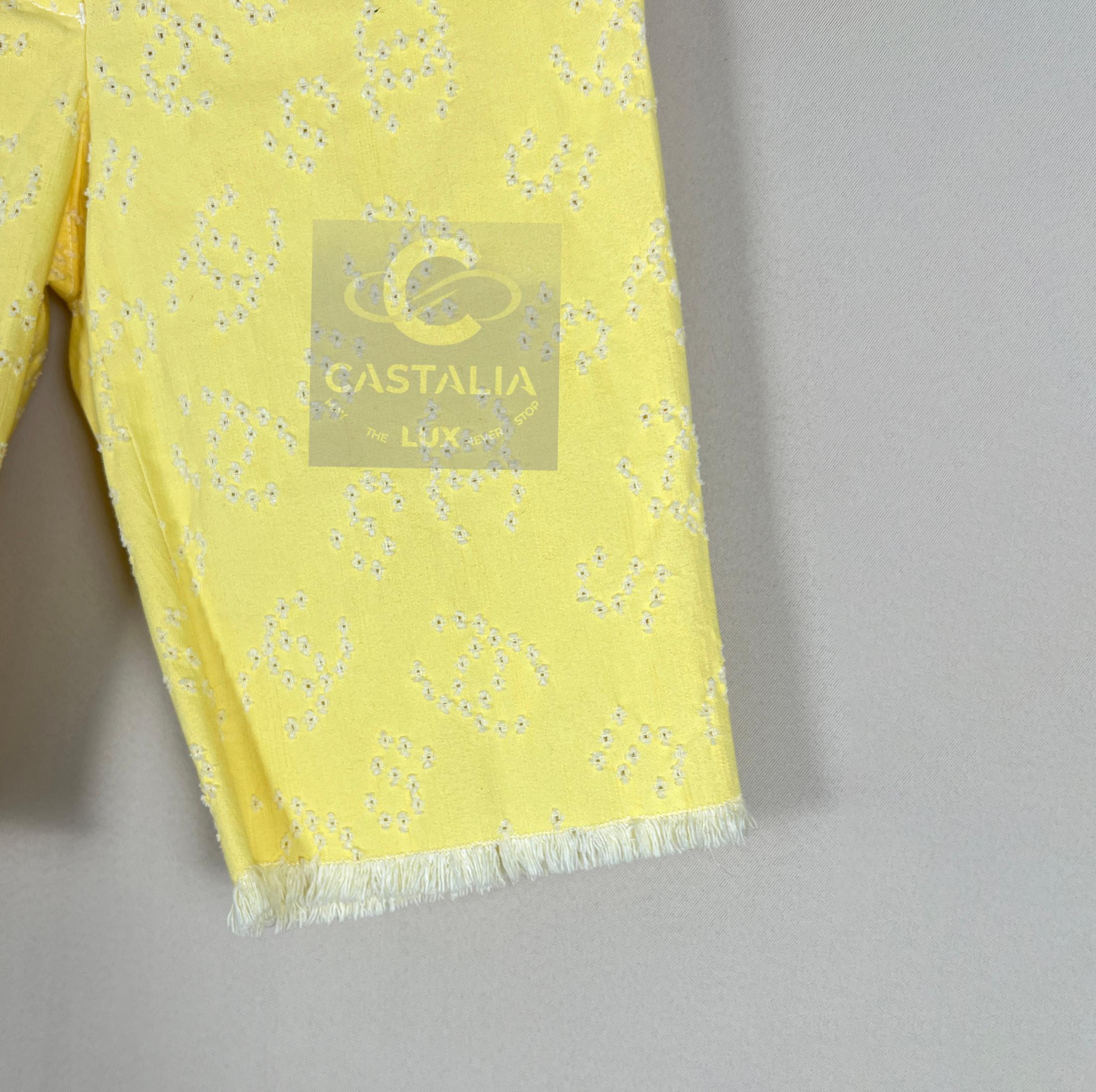 Chanel - Short en jean jaune avec logo CC, neuf, 36 FR Neuf - En vente à Dubai, AE