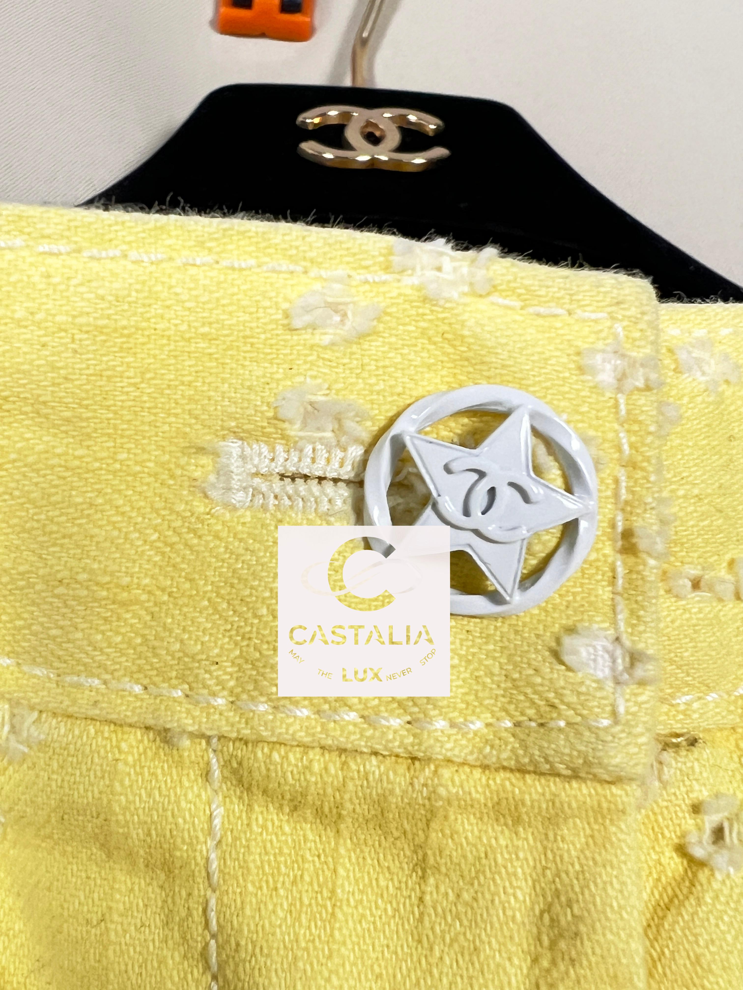 Chanel - Short en jean jaune avec logo CC, neuf, 36 FR Unisexe en vente