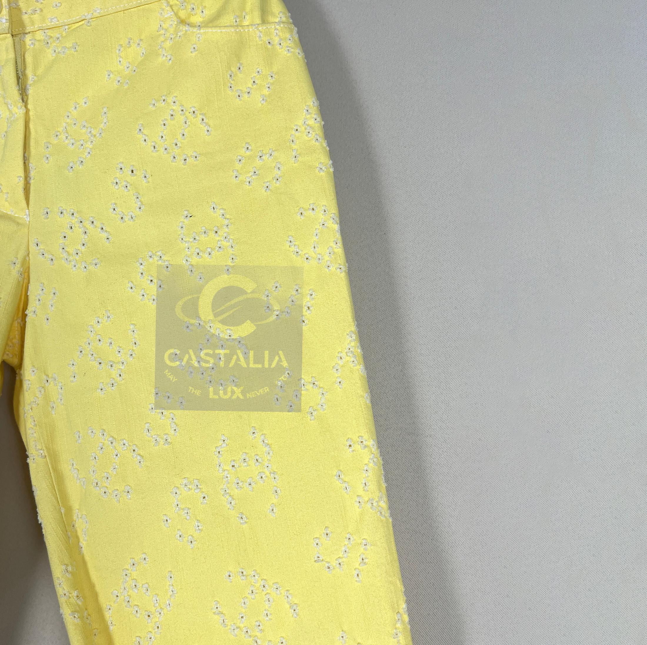 Chanel - Short en jean jaune avec logo CC, neuf, 36 FR Unisexe en vente