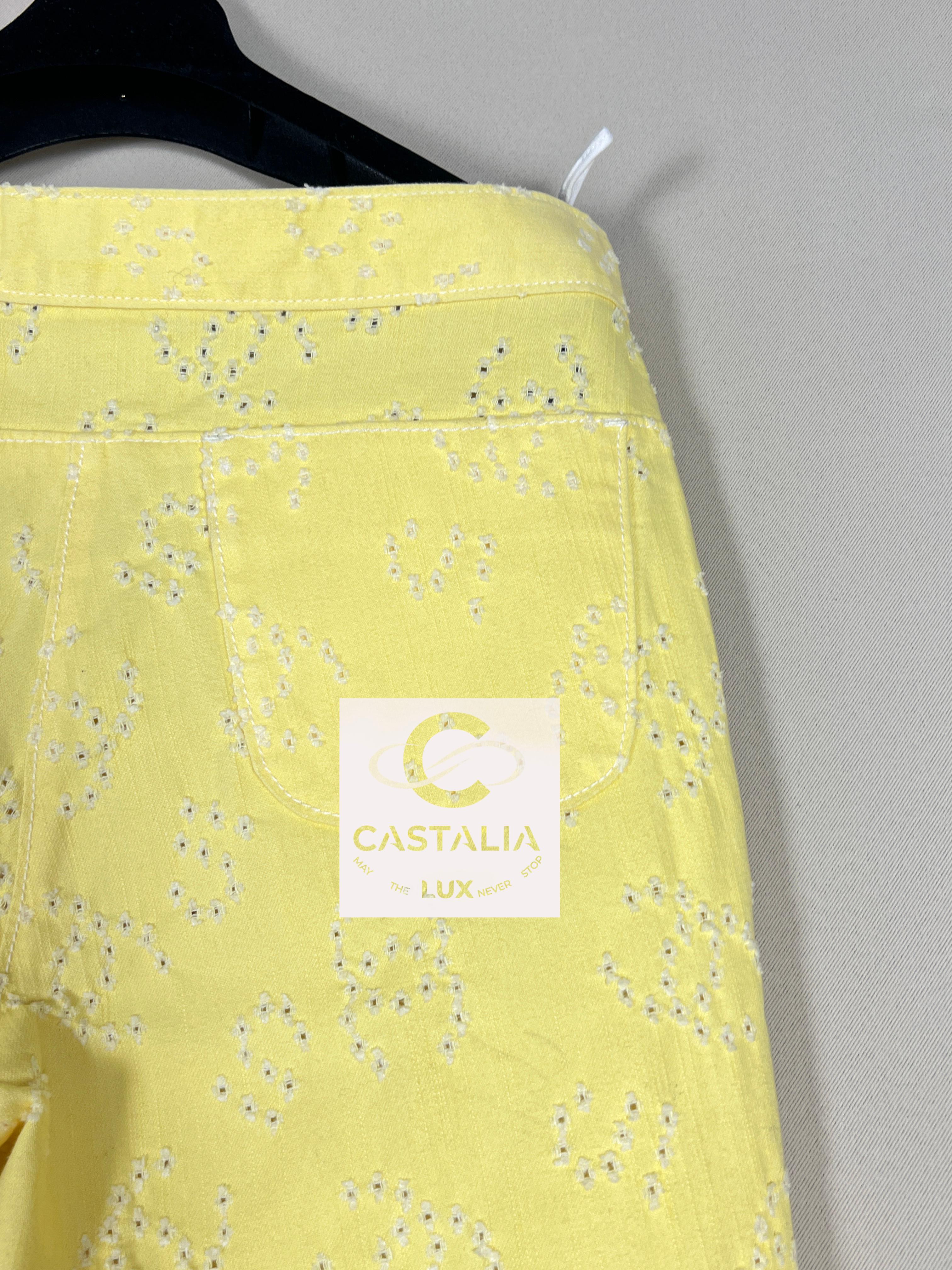Chanel - Short en jean jaune avec logo CC, neuf, 36 FR en vente 1