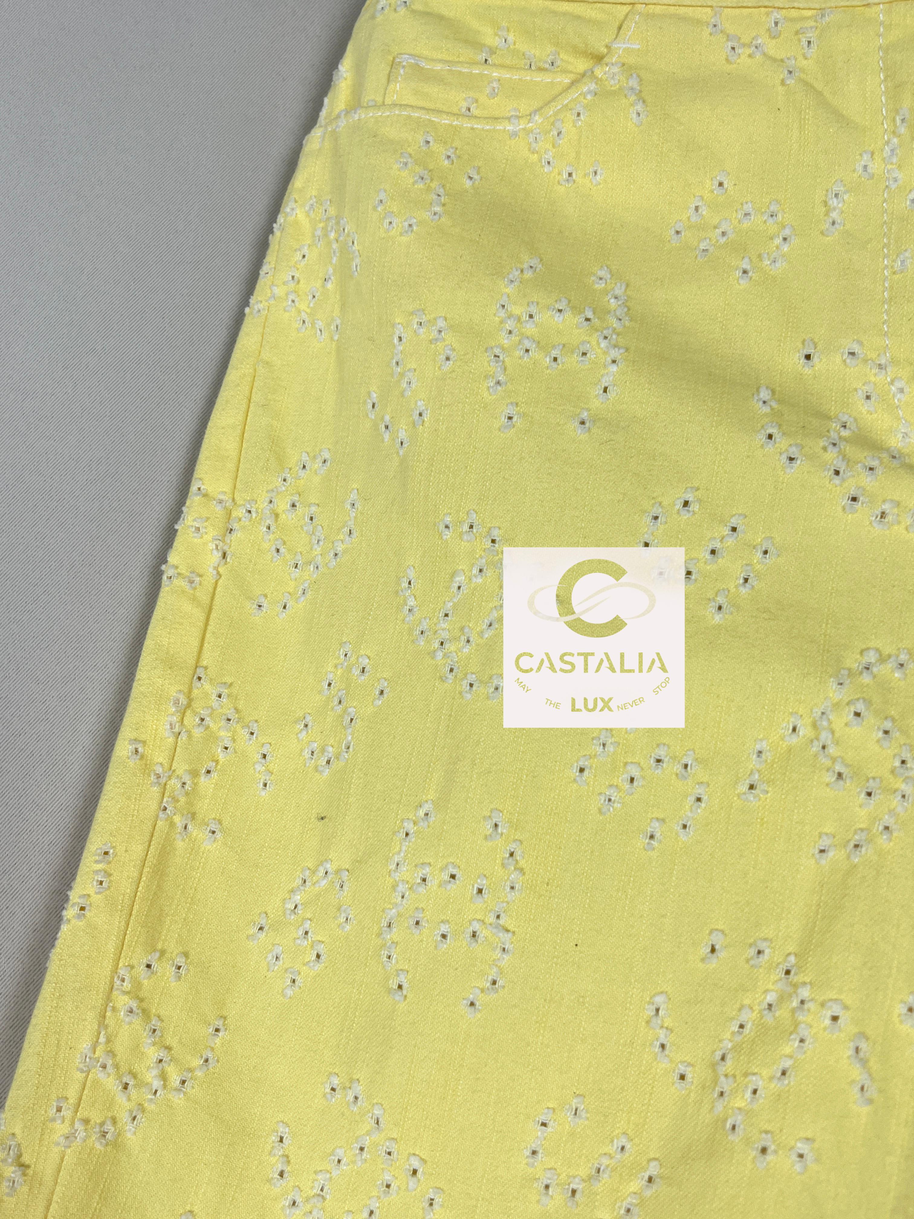 Chanel - Short en jean jaune avec logo CC, neuf, 36 FR en vente 2