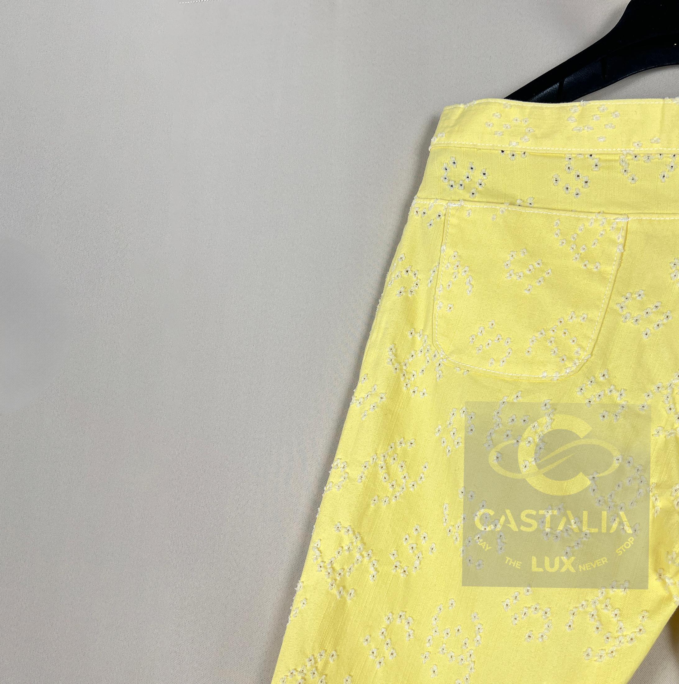 Chanel - Short en jean jaune avec logo CC, neuf, 36 FR en vente 3