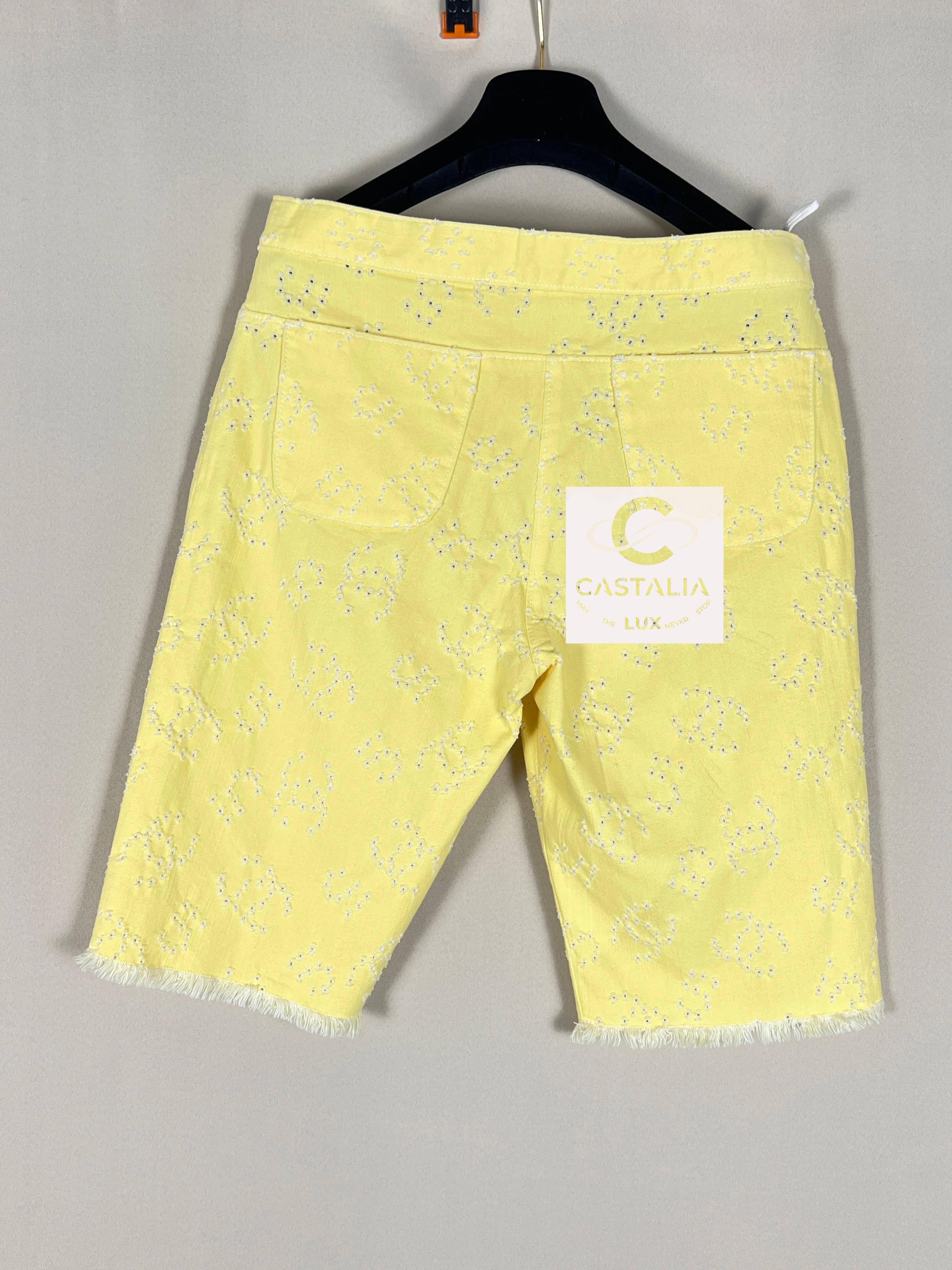 Chanel - Short en jean jaune avec logo CC, neuf, 36 FR en vente 4