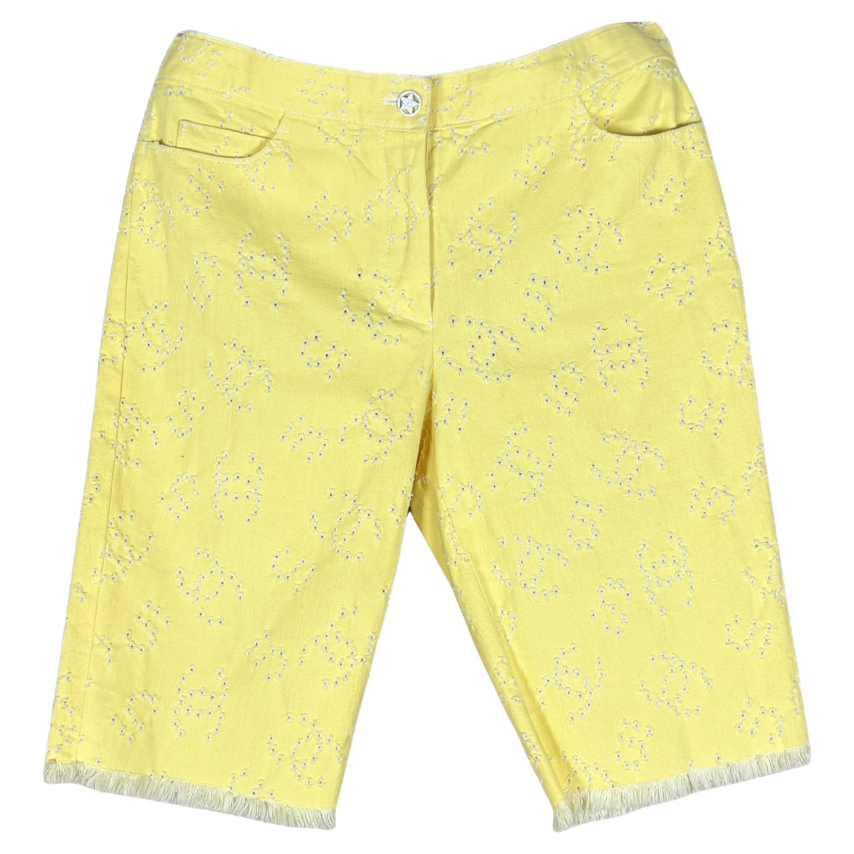 Chanel - Short en jean jaune avec logo CC, neuf, 36 FR en vente