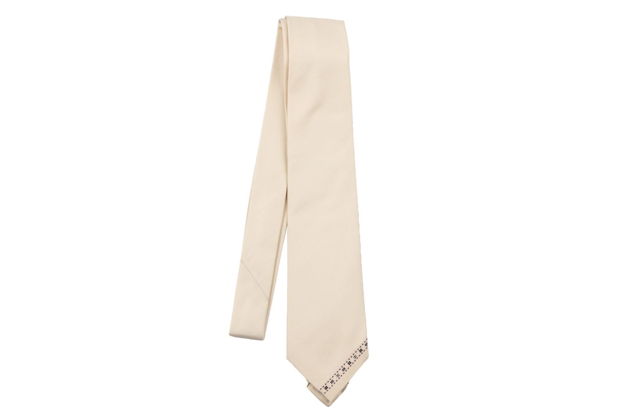 Cravate neuve Chanel 100% soie crème avec petits logos cc. Label de composition, étiquette de marque et chaîne de signature. Livré avec l'enveloppe d'origine.