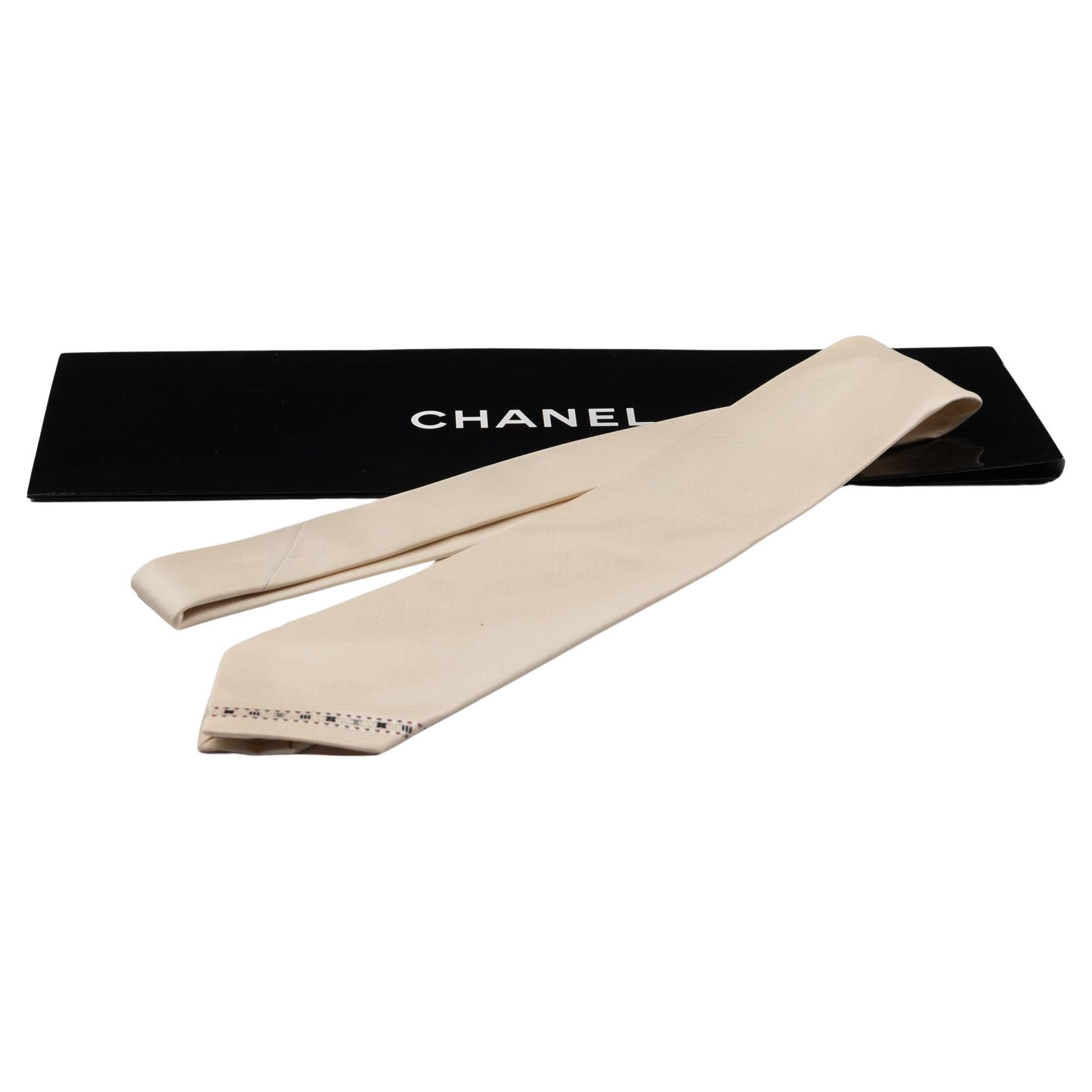 Cravate en soie avec logo Chanel New Cream en vente