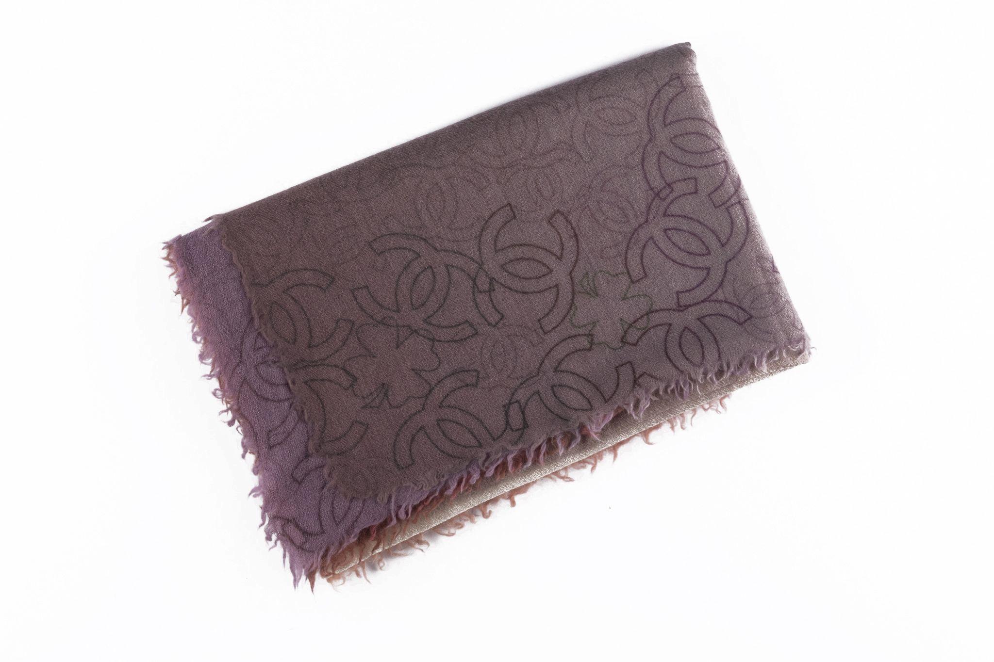 Ce châle en cachemire Chanel mesure 72 x 56 pouces et porte le subtil logo CC. Dégradé de beige à bordeaux. Nouveau en état inutilisé.