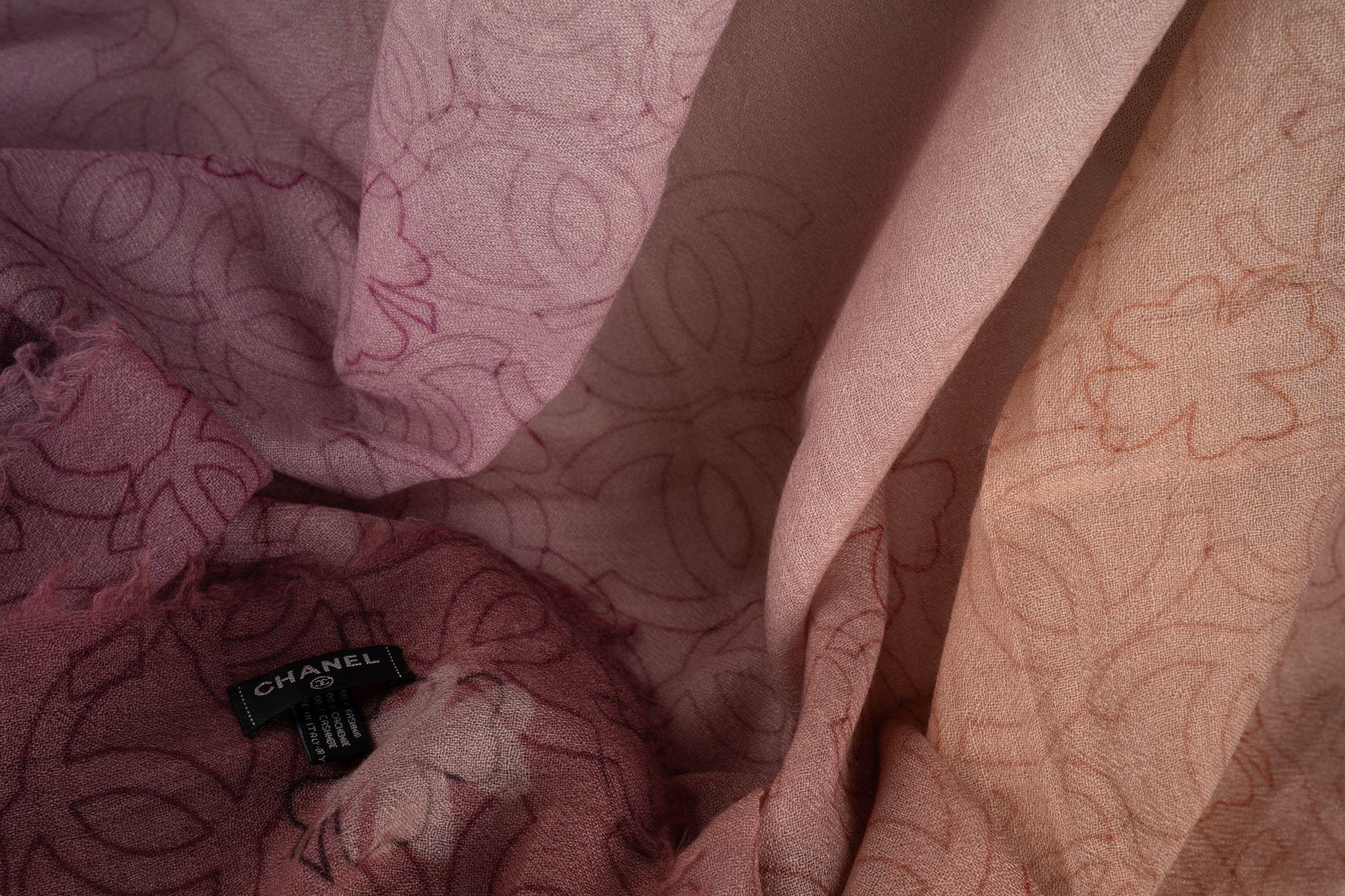 Chanel New Degradè CC Châle en cachemire Neuf - En vente à West Hollywood, CA