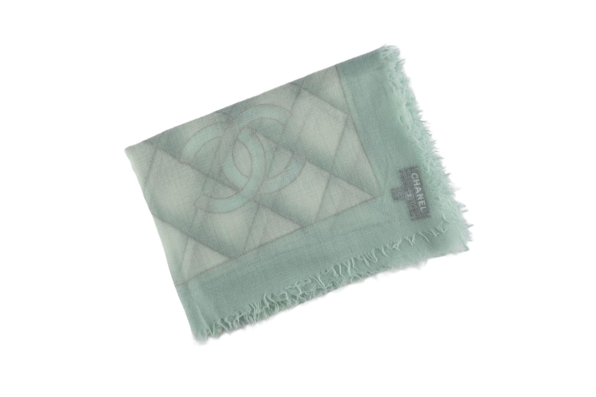 Este chal de cachemira con estampado de diamantes Chanel es de un precioso color verde agua y es ligero para adornar cualquier conjunto.