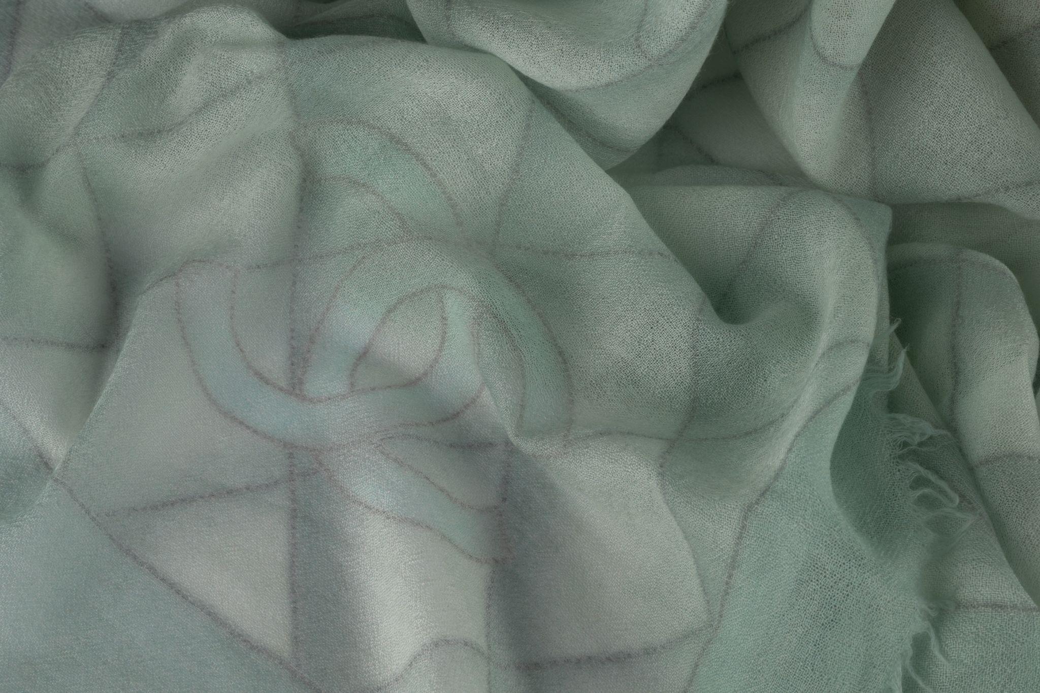 Chanel Nuevo chal de cachemira con estampado de diamantes Gris en venta