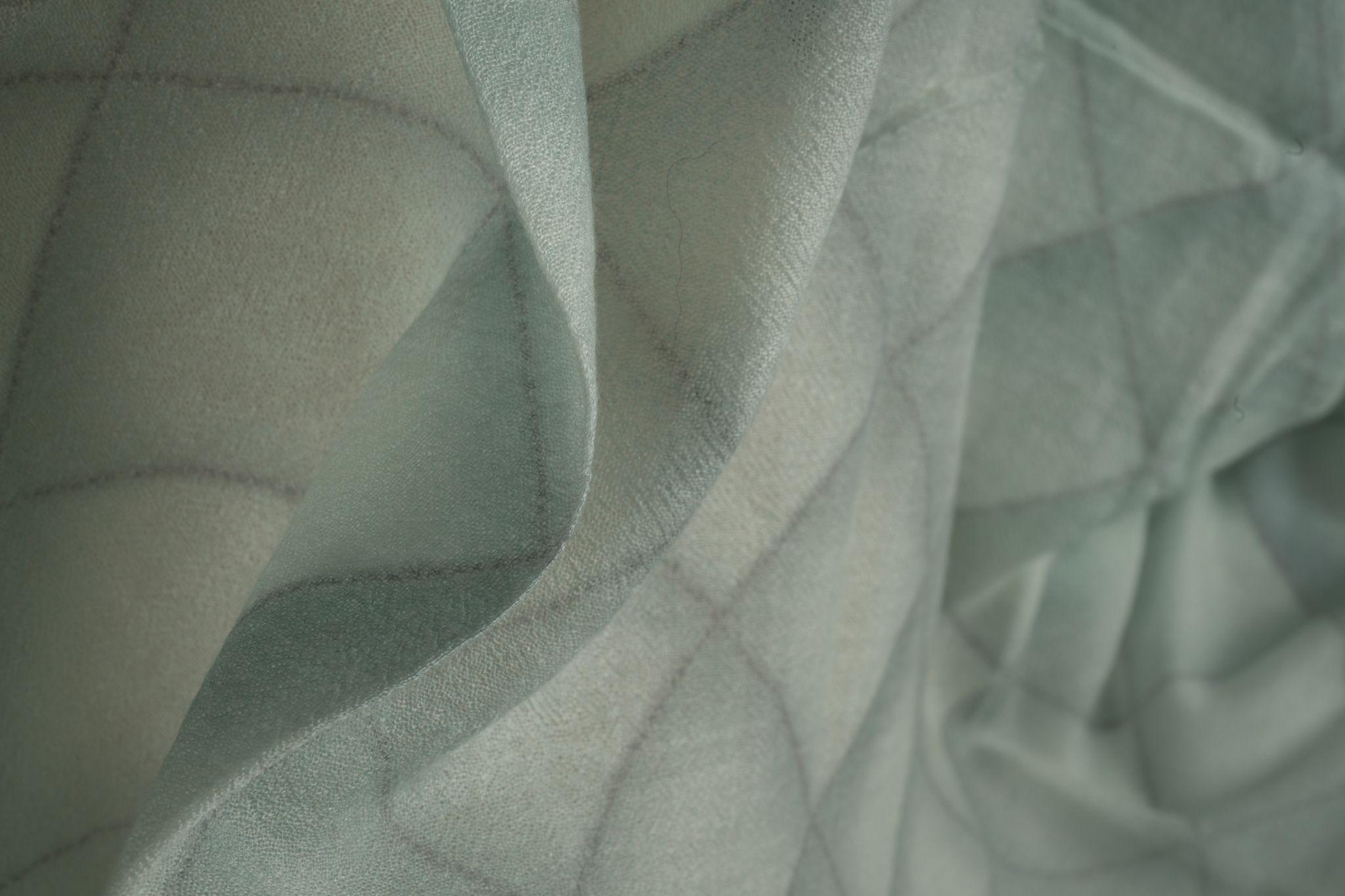 Chanel Nuevo chal de cachemira con estampado de diamantes en Nuevo estado para la venta en West Hollywood, CA