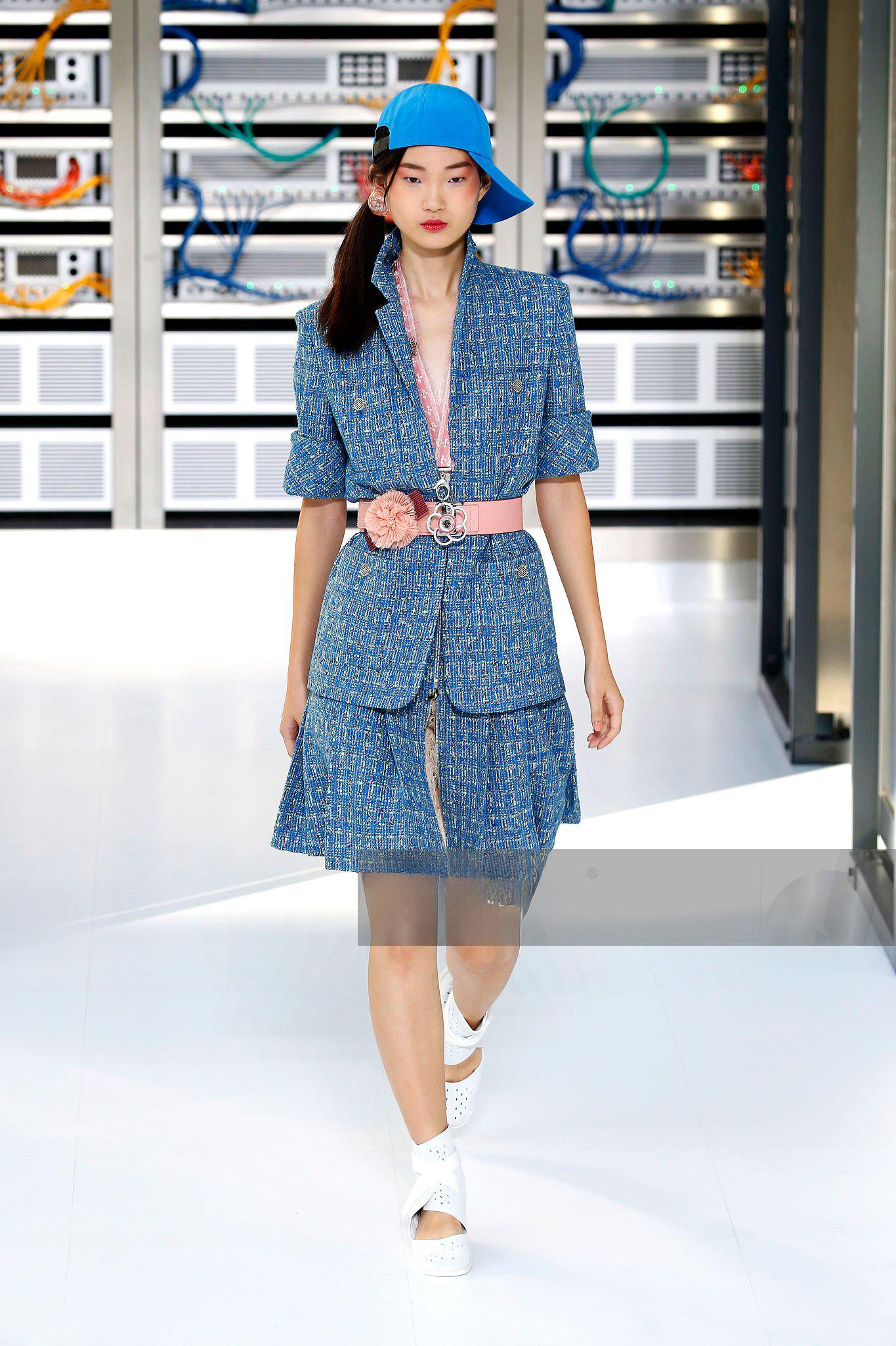 Chanel - Giacca in tweed blu scintillante con accenti a nastro
- 