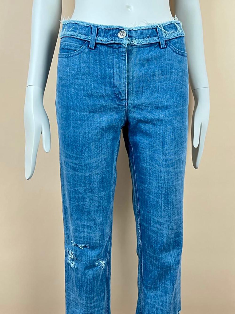 &New Chanel Blue Distressed Jeans. Einzelhandelspreis 2.200€
- CC Logo-Knöpfe mit Löwenkopf in der Mitte
- CC-Reißverschluss an der Vorderseite
Größenbezeichnung 36 FR. Nie getragen