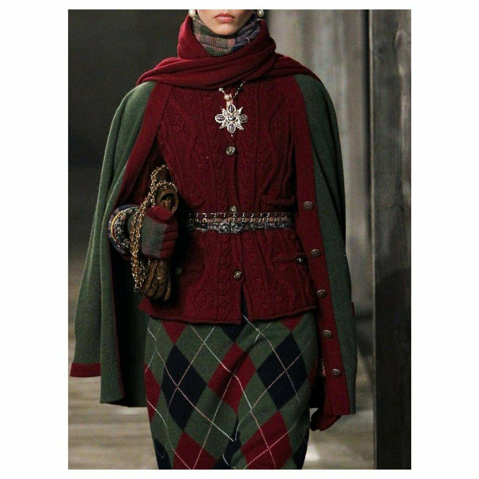 New Chanel tartan cashmere dress with CC Logo Patch from Paris / EDINBURGH Collection, 2013 Pre-Fall Metiers d'Art, 13a
Size mark 40 fr. NEVER WORN.