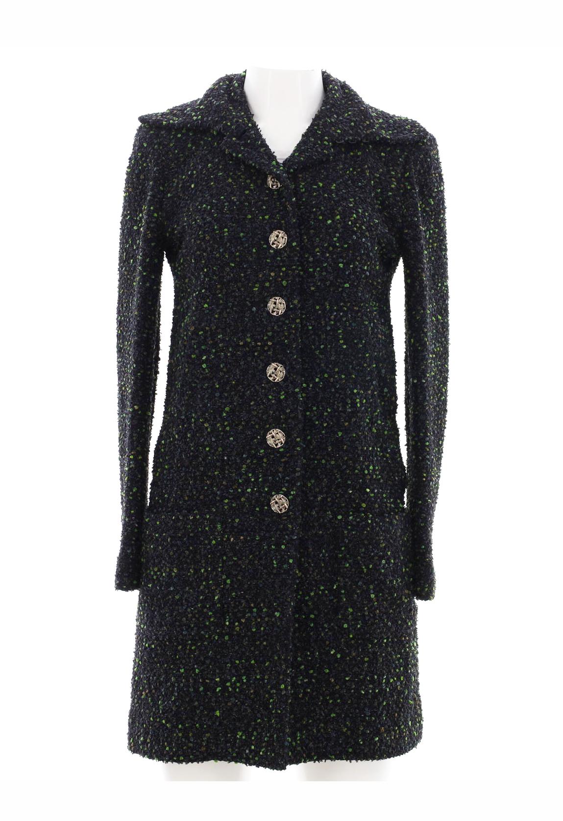 Nouveau magnifique manteau en tweed Lesage Chanel du défilé de la Collection ''AUTUMN FOREST'' de Karl Lagerfeld. 
Prix boutique supérieur à 9 000
- couleurs et détails comme un chef-d'œuvre
- CC logo siver tone buttons
- doublure en soie ton sur