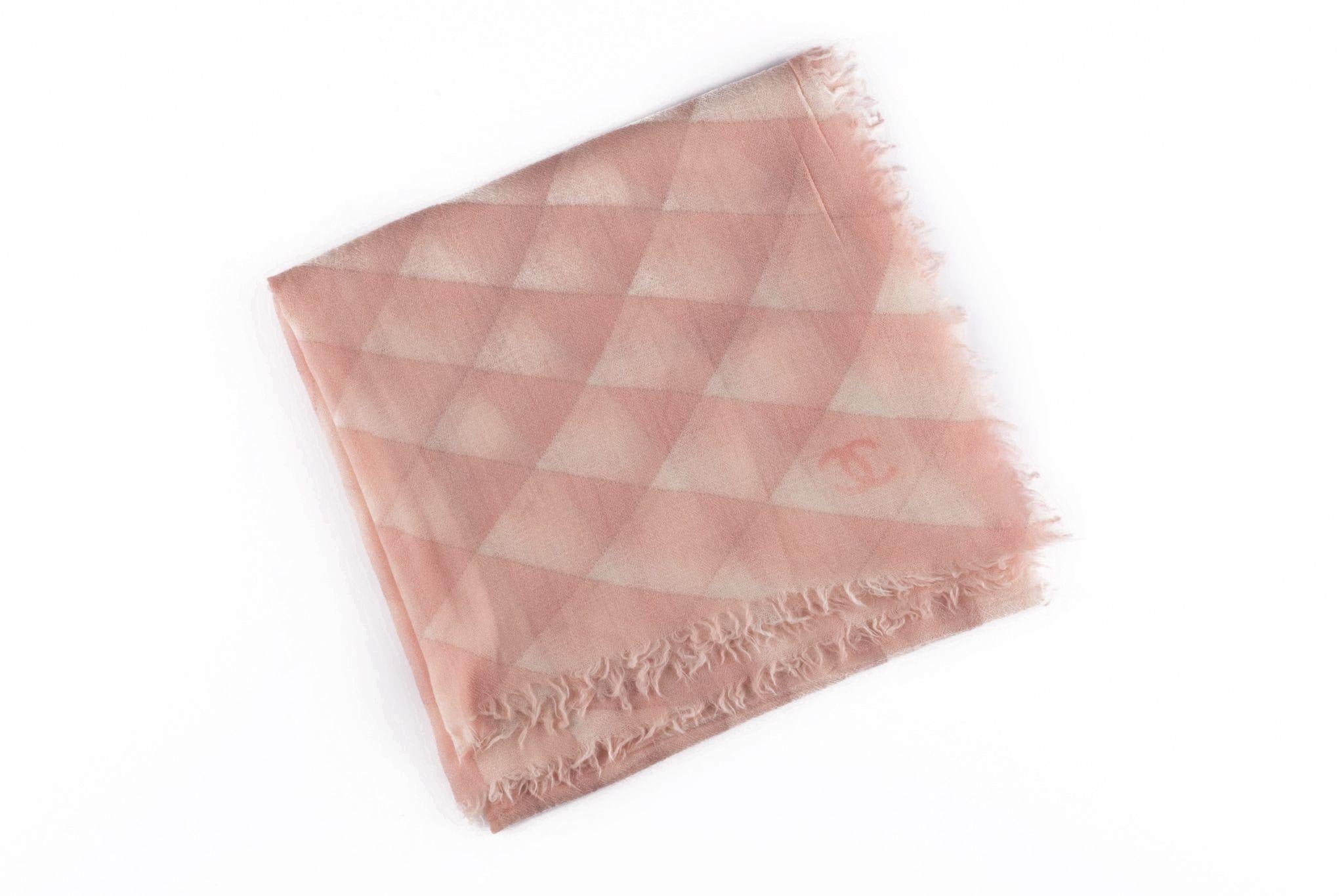 Este chal de cachemira Chanel es de color rosa con logotipos CC por todas partes, lo que lo hace muy versátil.