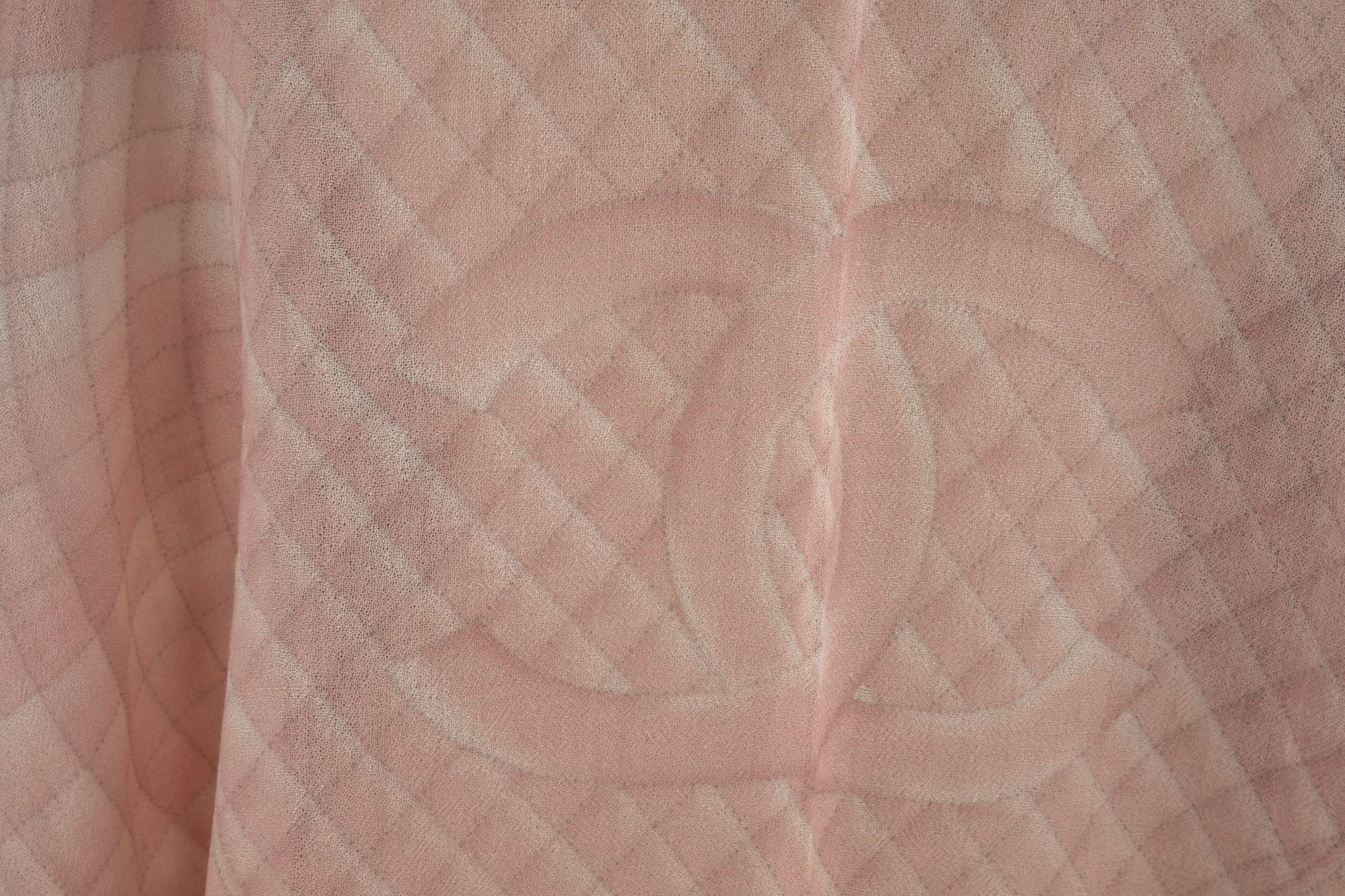 Chanel Nuevo Chal Geométrico Cachemira Rosa Beige en venta