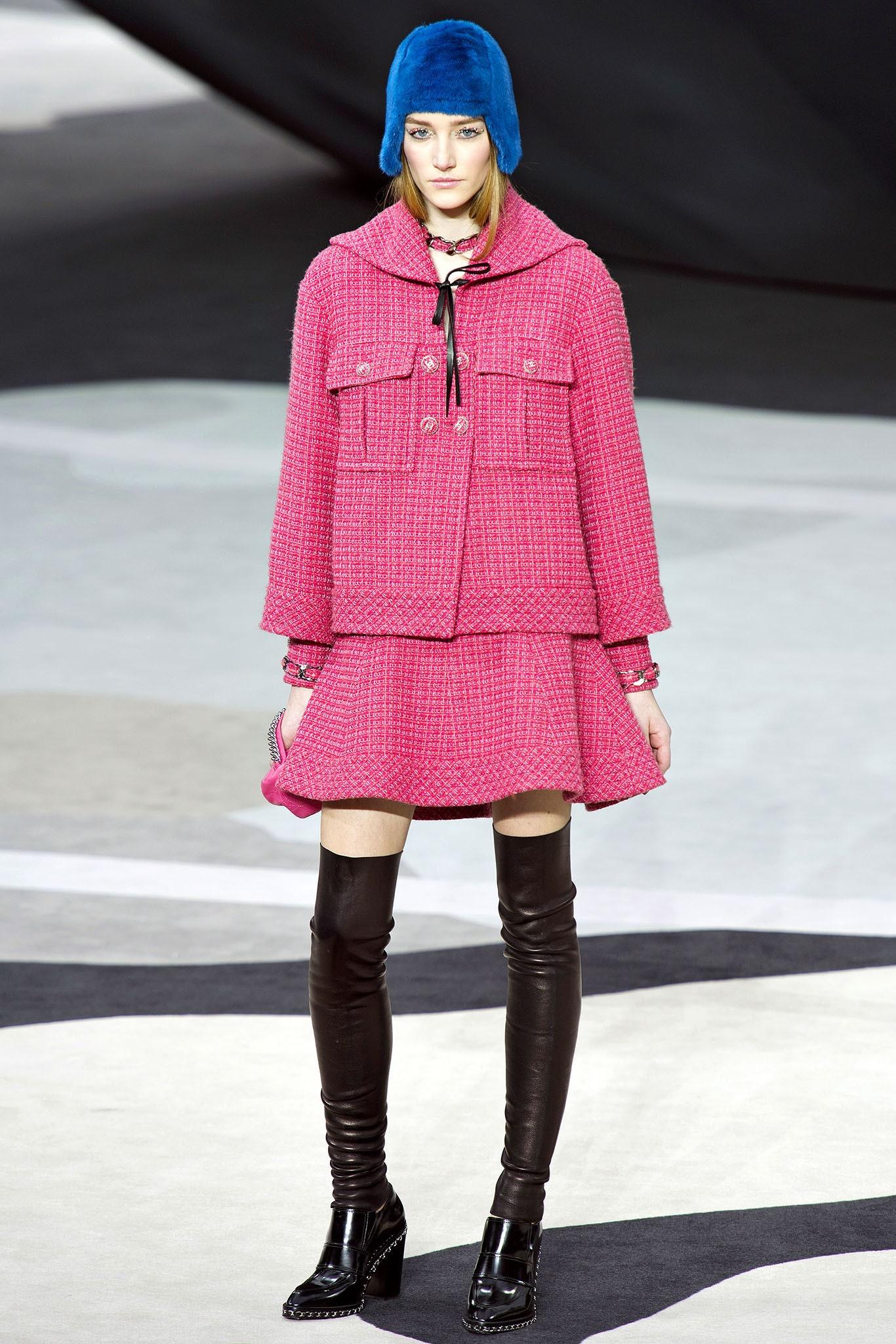 Cutest Chanel warm pink tweed jacket with leather bow ~ from Runway of GLOBALIZATION Collection by Karl Lagerfeld
- CC logo tweed buttons at front and cuffs
- tonal silk lining with camellias, chain link at hem
Size mark 46 FR / Condition: never