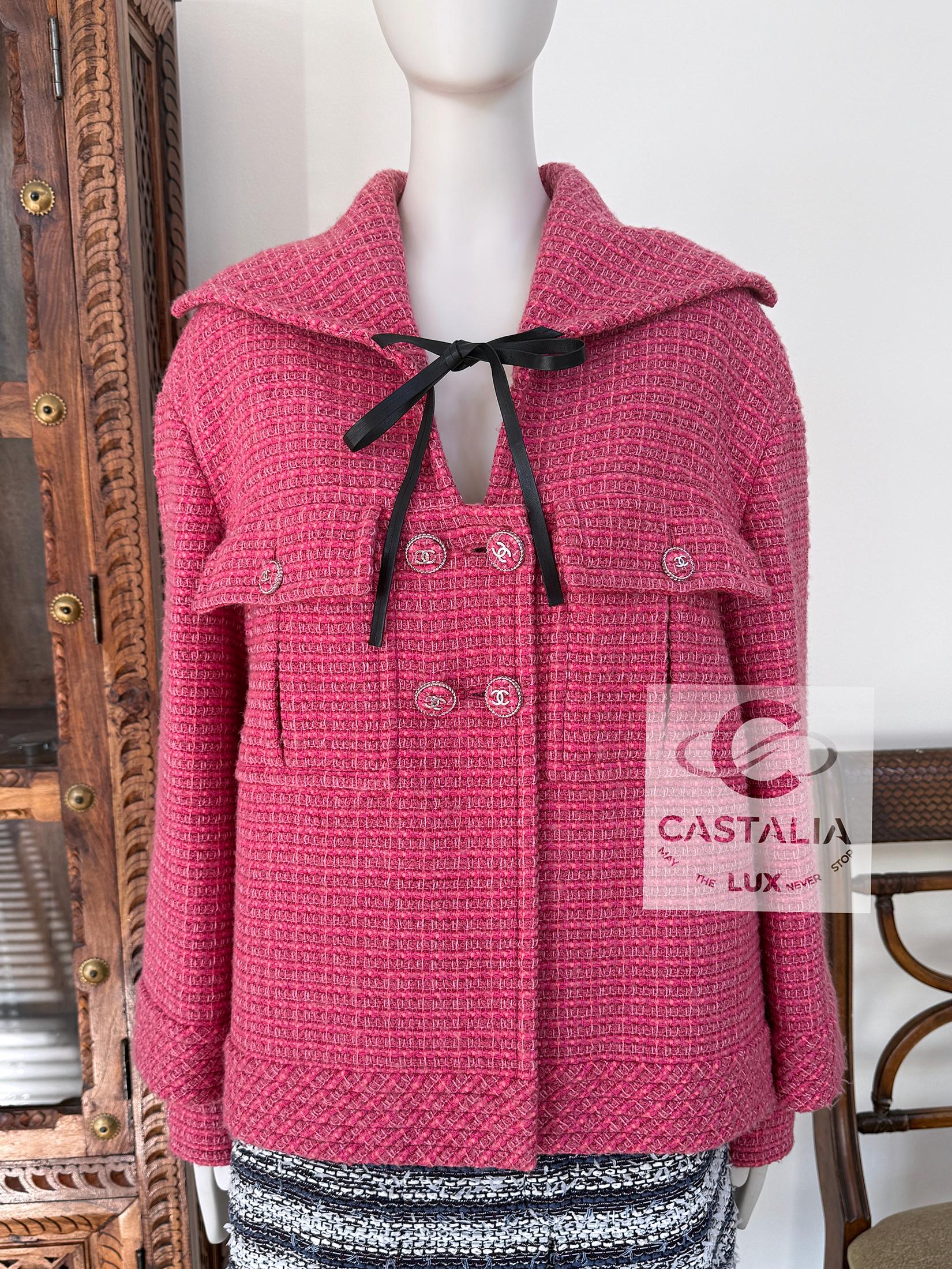 Chanel New Globalization Runway Pink Tweed Jacket with Bow 46 FR In New Condition In Dubai, AE
