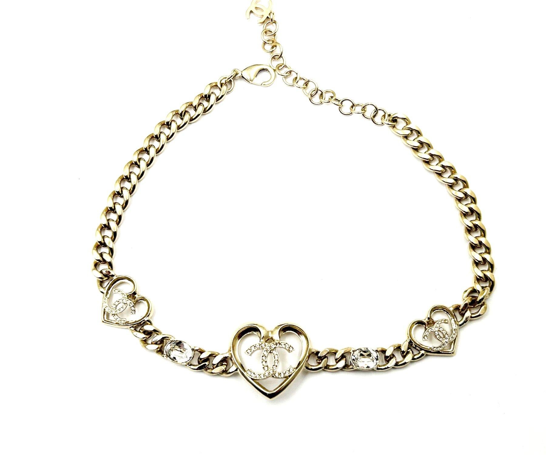 Chanel New Gold CC 3 Heart Crystal Chain Choker Necklace

*Marked 23
*Made in France
*Comes with the original box , pouch and booklet

-It is approximately 14.5