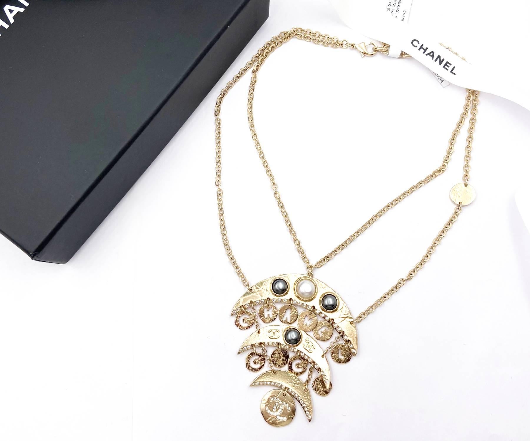 Chanel Brand New Gold CC Moon Crystal Faux Pearl Chain Necklace

*Marked 19
*Made in France
*Comes with original box, dustbag, tag, ribbon, ribbon and tag
*Brand New

-It is approximately 16″ long.
-The CC pendant is approximately 2.5″ x