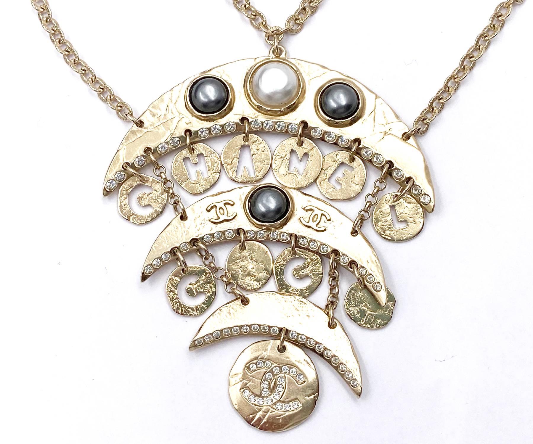 Artigiano Collana a catena con cristalli e perle finte Chanel New Moon in oro in vendita