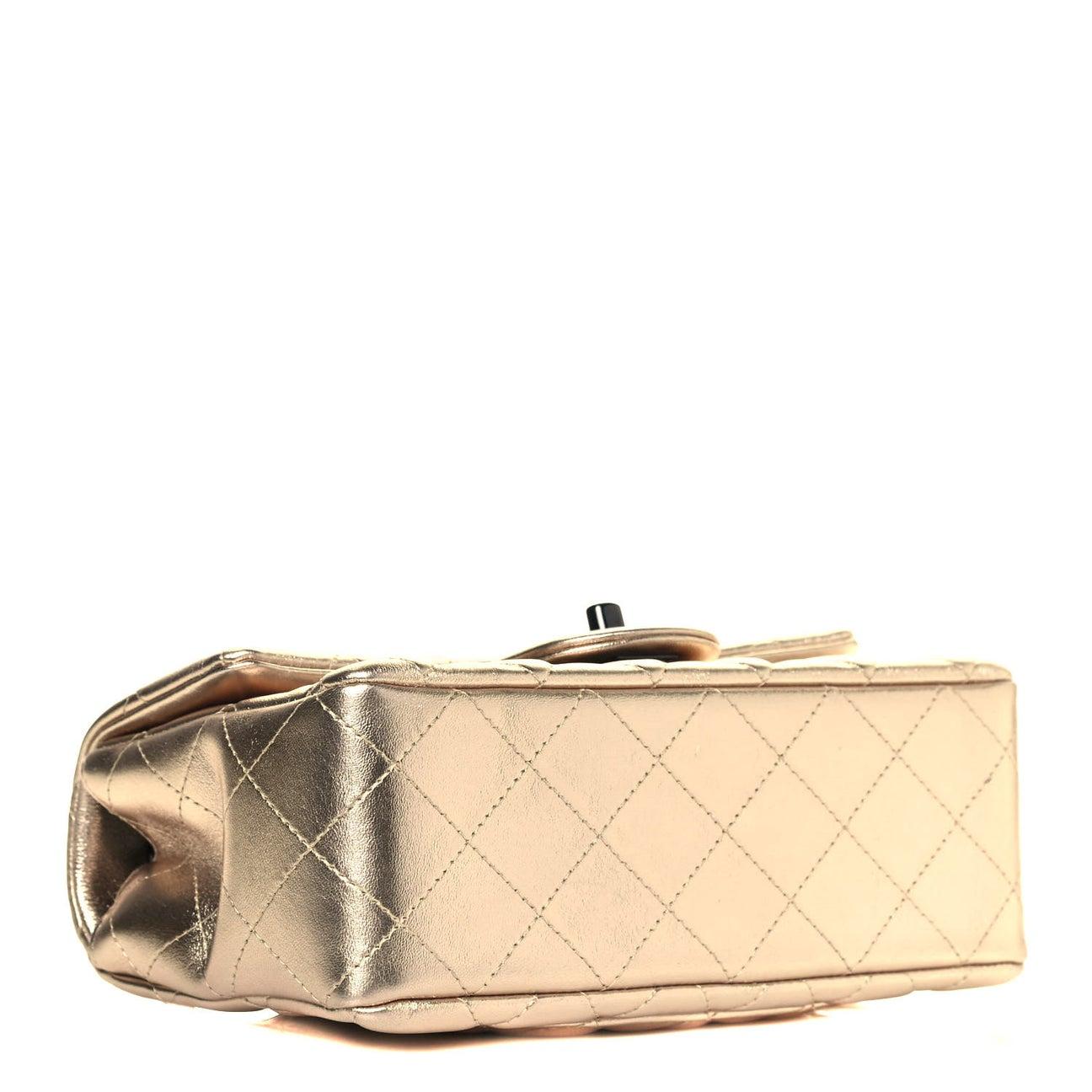 CHANEL NEU Goldfarbene Mini-Schultertasche aus Lammfell mit schwarzer Hardware für den Abend (Beige) im Angebot