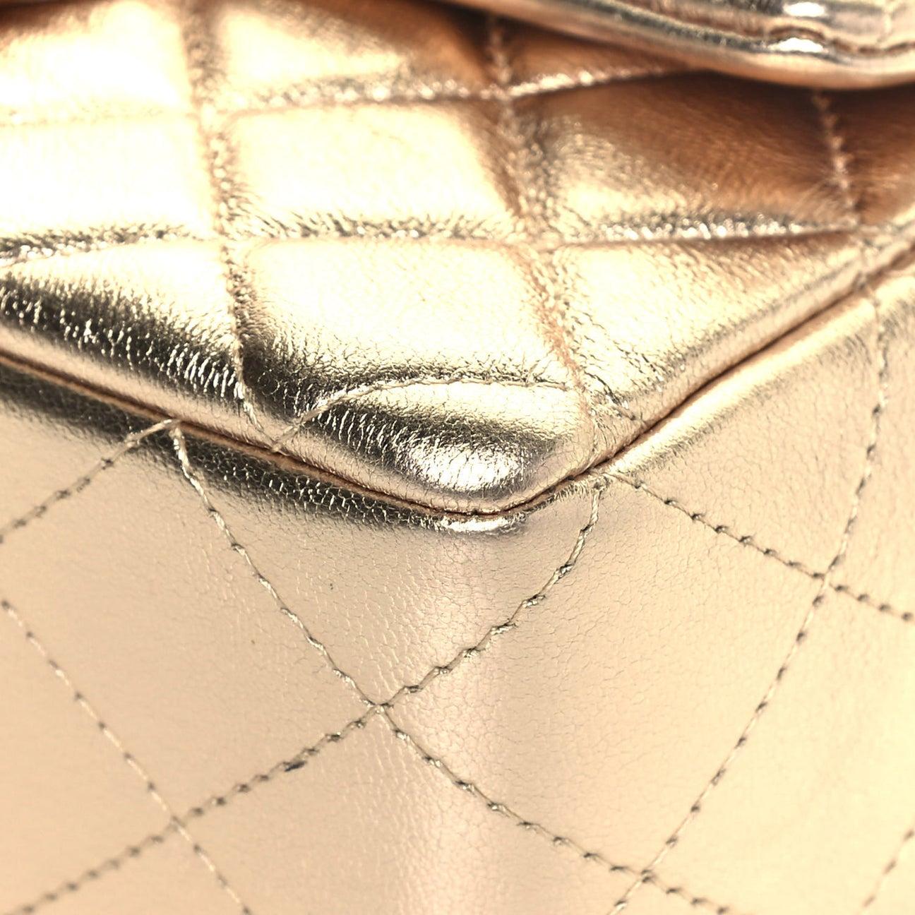 CHANEL NEU Goldfarbene Mini-Schultertasche aus Lammfell mit schwarzer Hardware für den Abend im Zustand „Neu“ im Angebot in Chicago, IL
